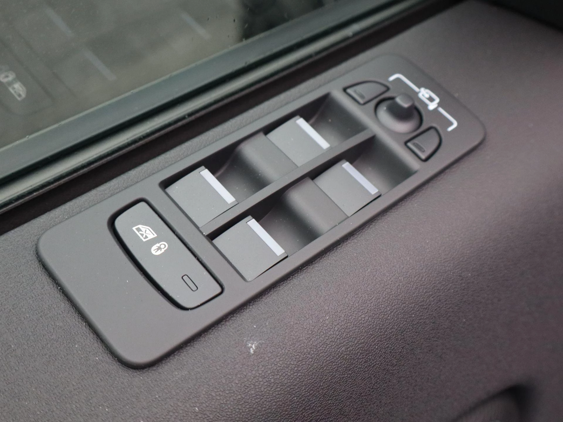 Land Rover-Discovery Sport-image-25