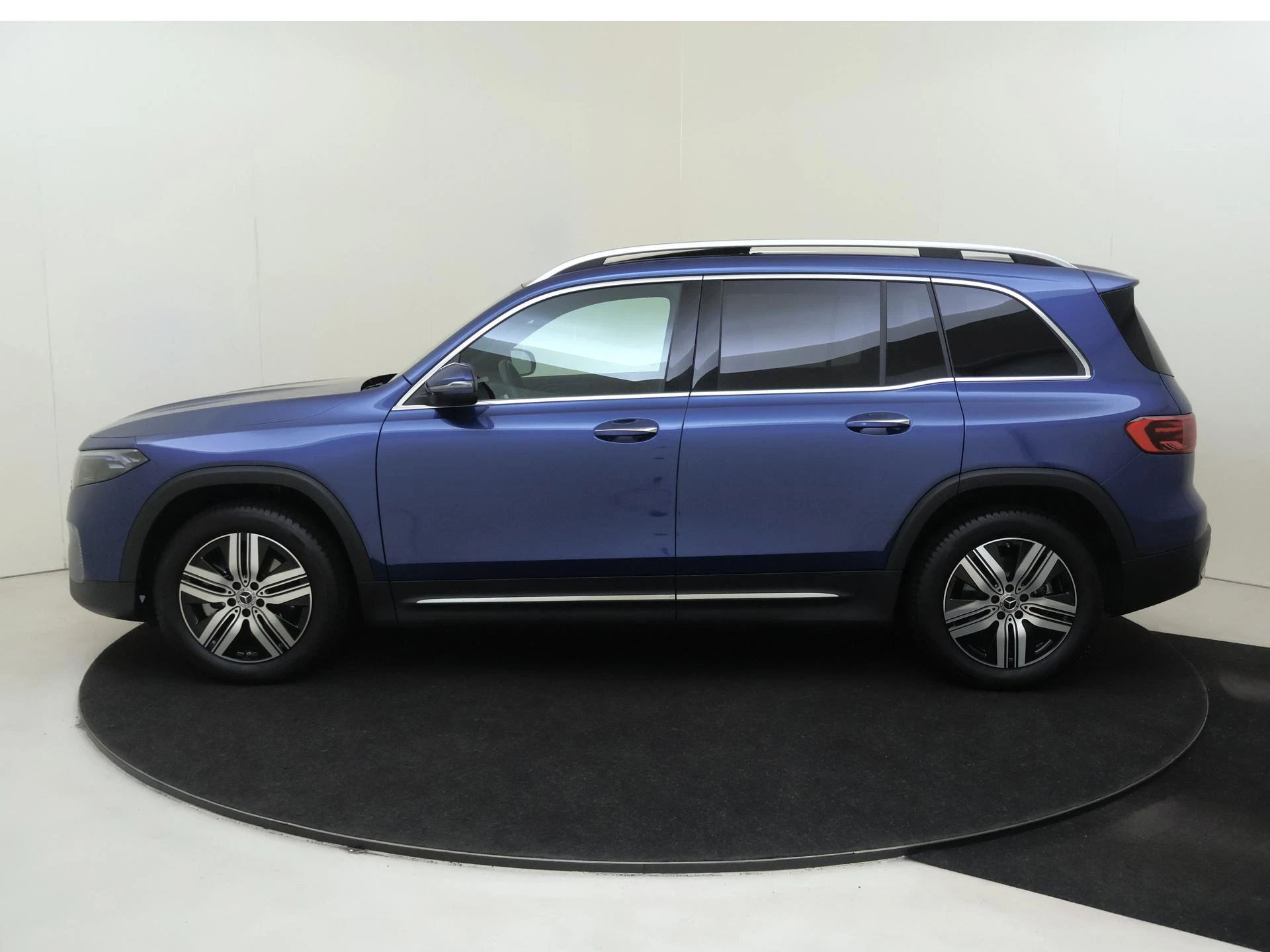 Mercedes-Benz-EQB-image-8