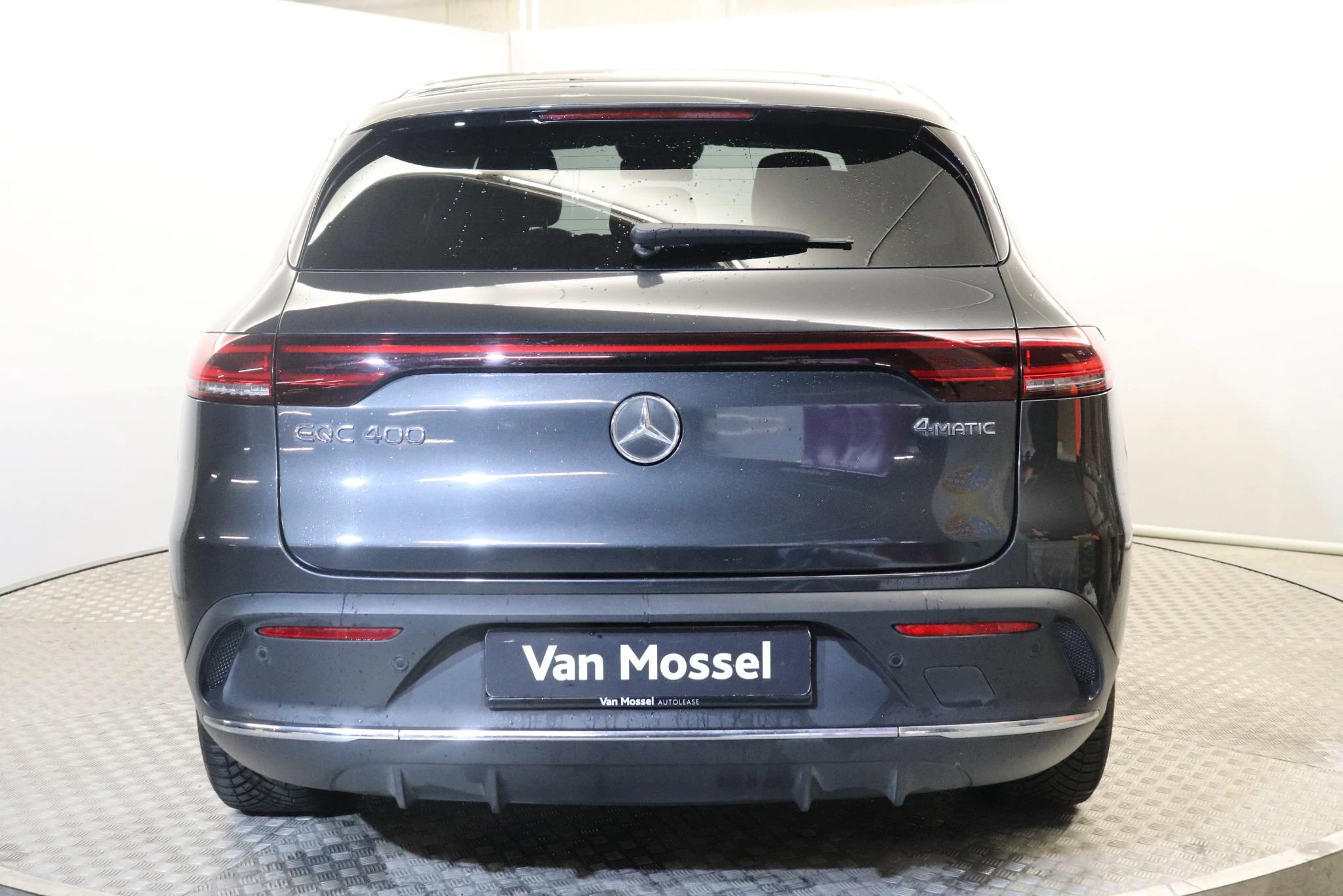 Mercedes-Benz-EQC-image-3