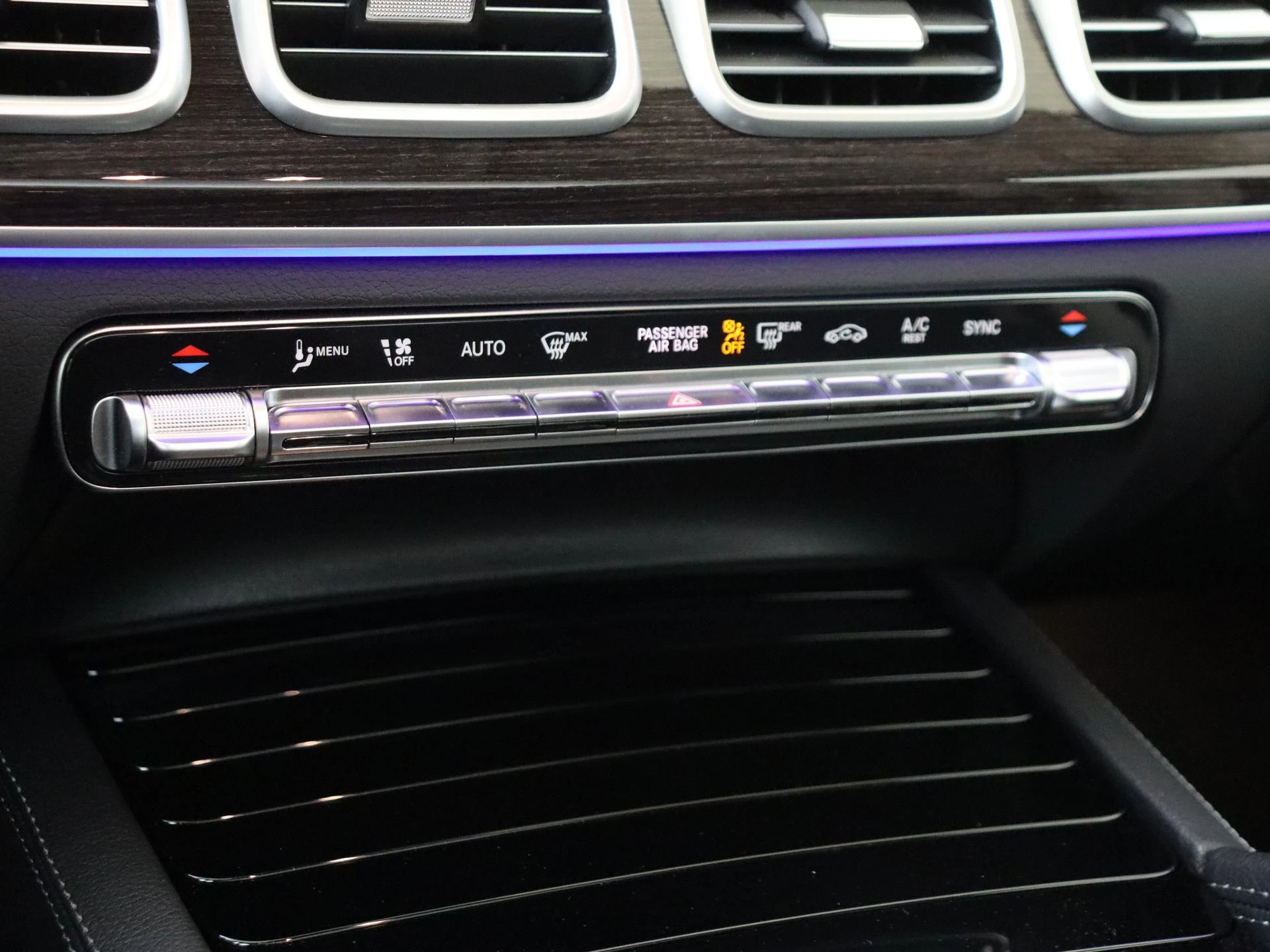 Mercedes-Benz-GLS-image-24