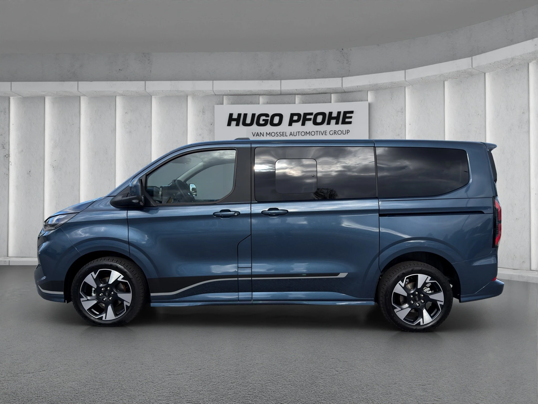 Ford-Tourneo Custom-image-1