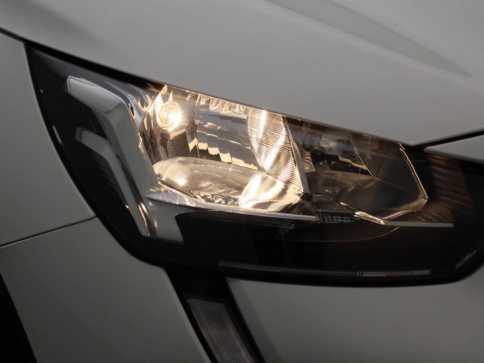 Peugeot-e-208-image-16