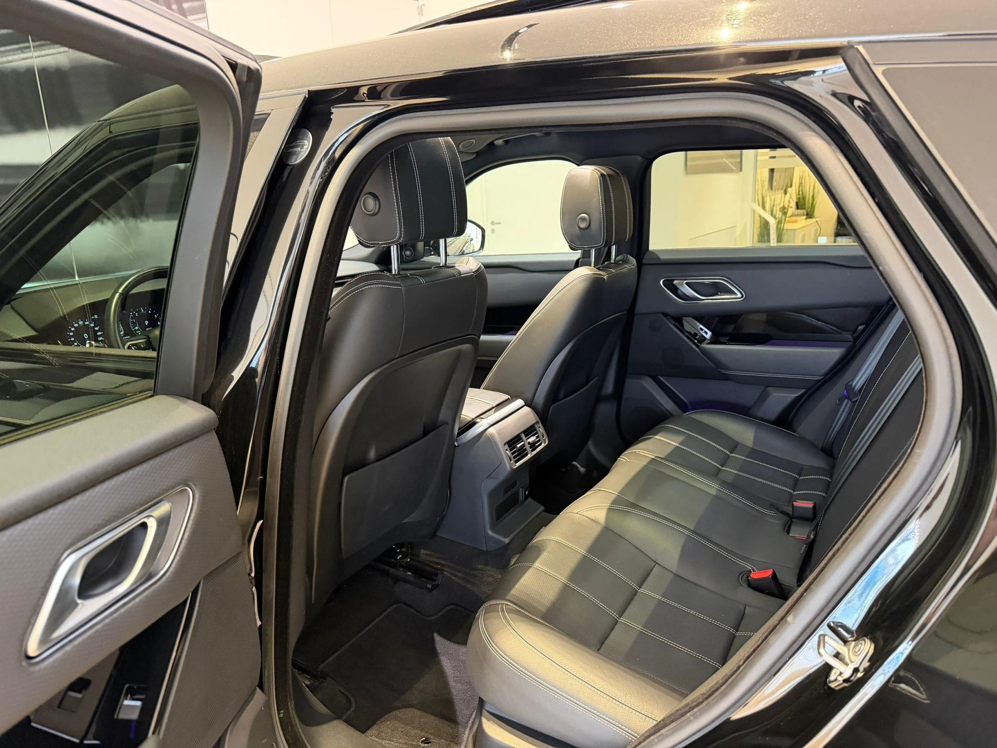 Land Rover-Range Rover Velar-image-26