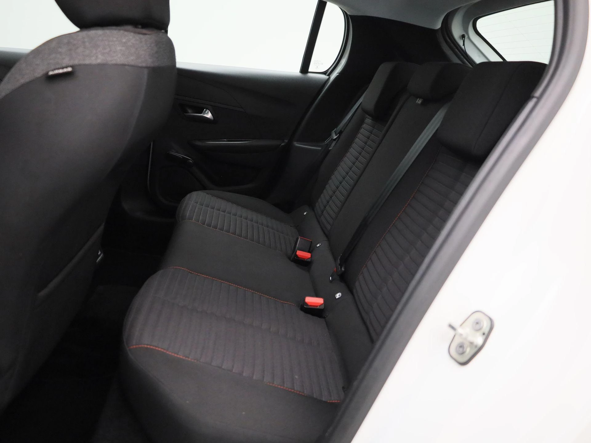 Peugeot-e-208-image-9