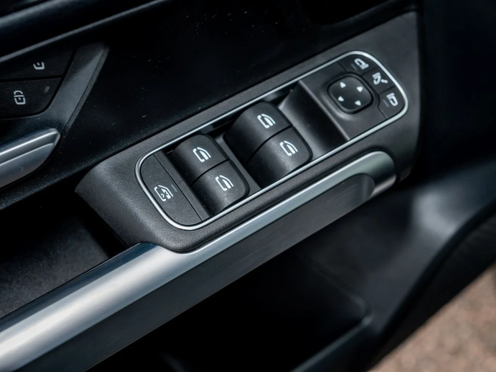 Mercedes-Benz-GLB 200-image-13
