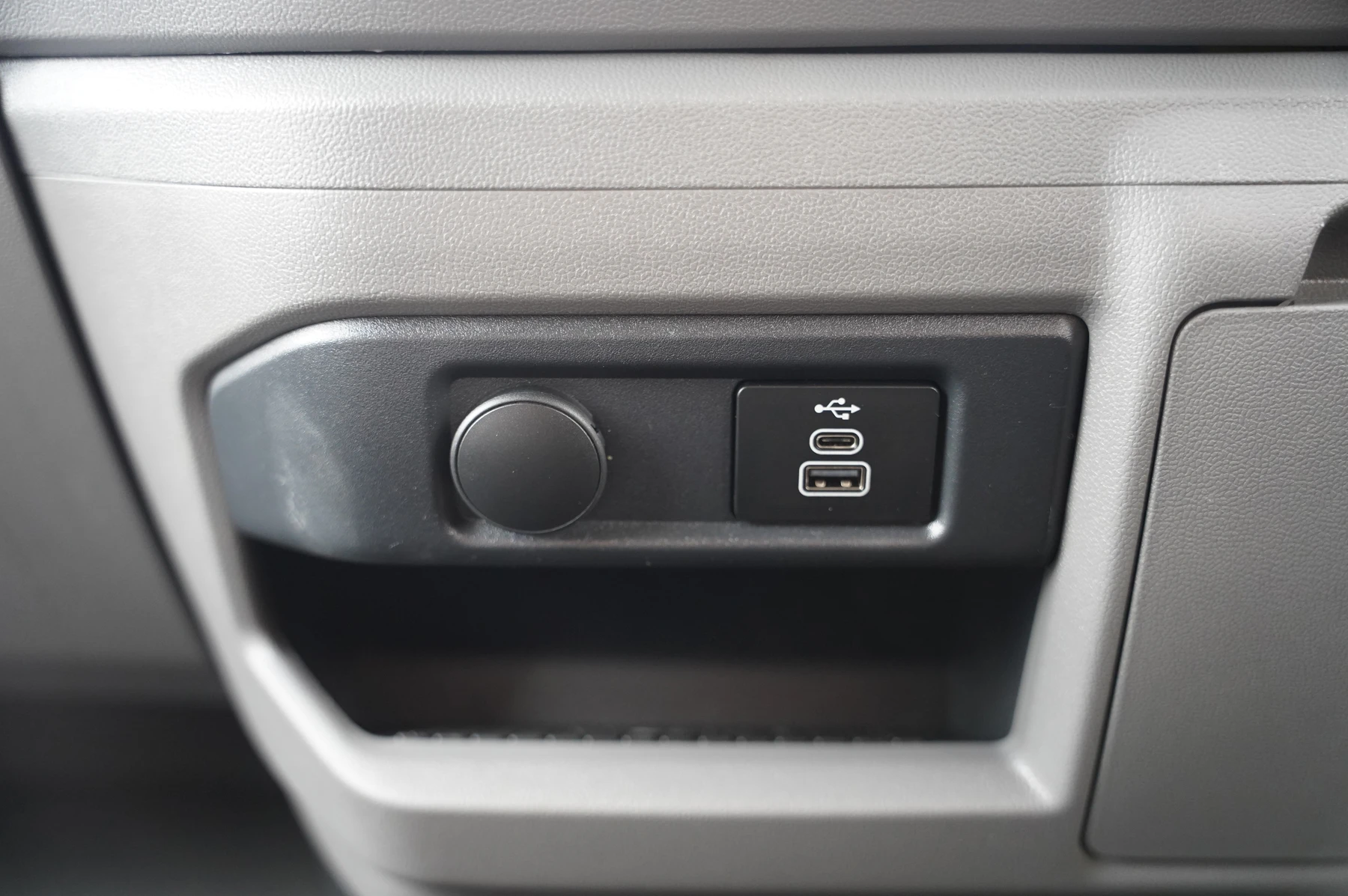 Volkswagen-Transporter-image-25