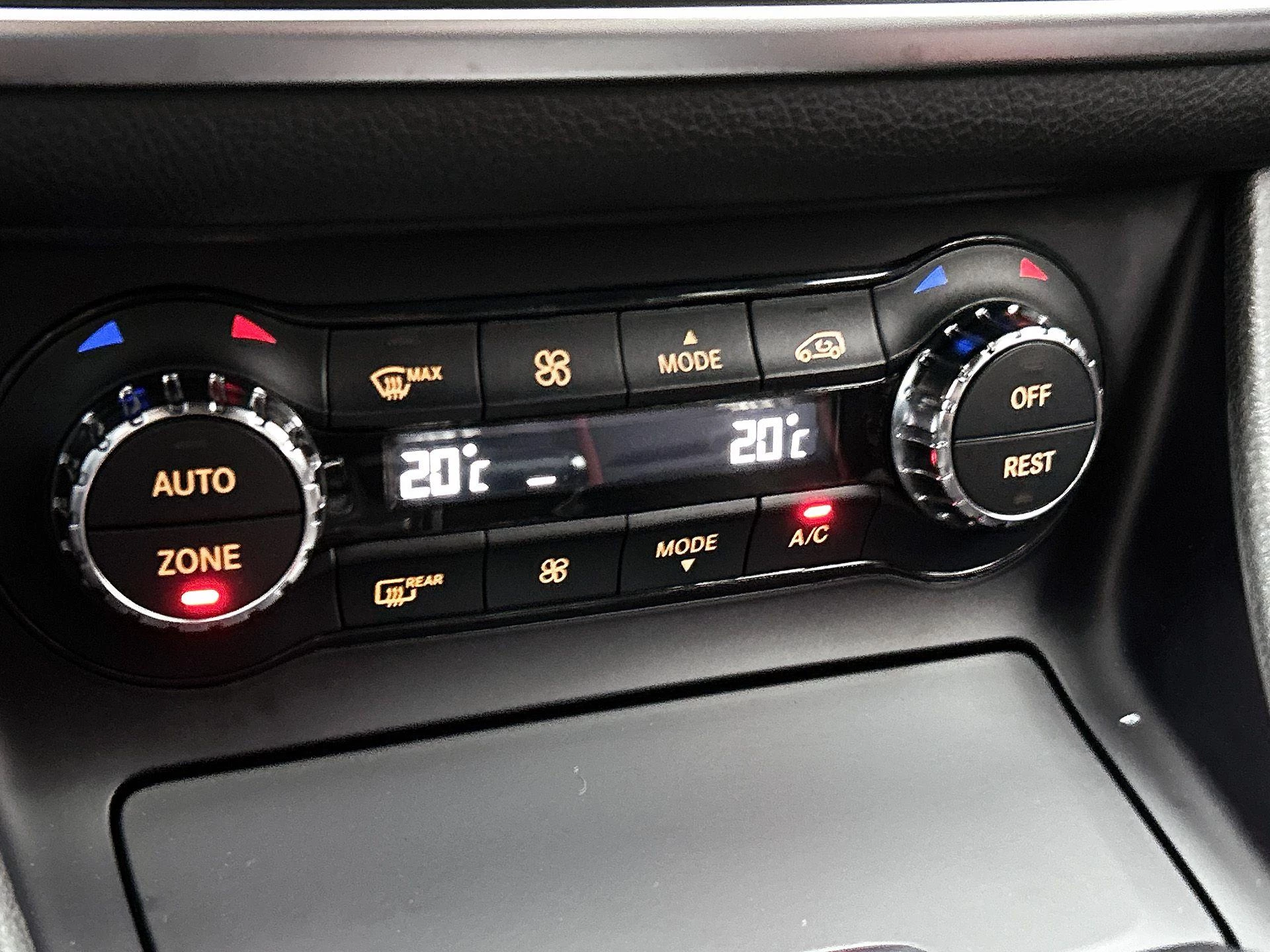 Mercedes-Benz-GLA-image-14