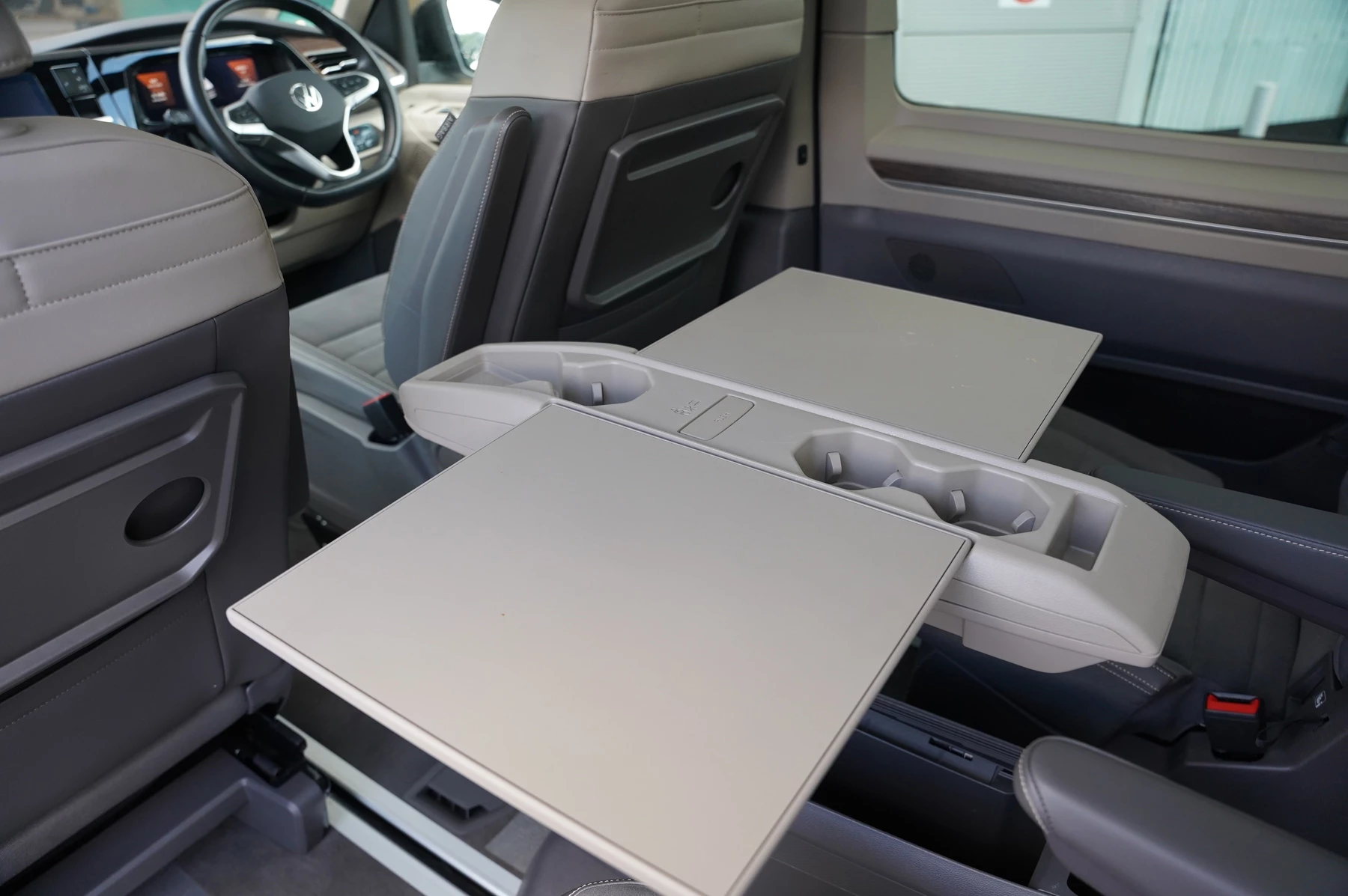Volkswagen-Multivan-image-25