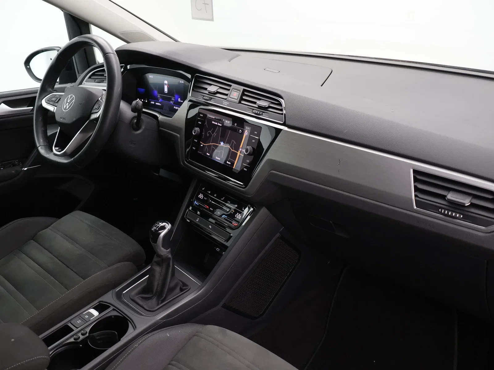 Volkswagen Touran Touran 2.0 TDi 122PK *VIRTUAL COCKPIT*ALCANTARA*PC*BLTH*APP CONNECT*ZETELVERWARMING*AIRCO*KEYLESS GO*...*