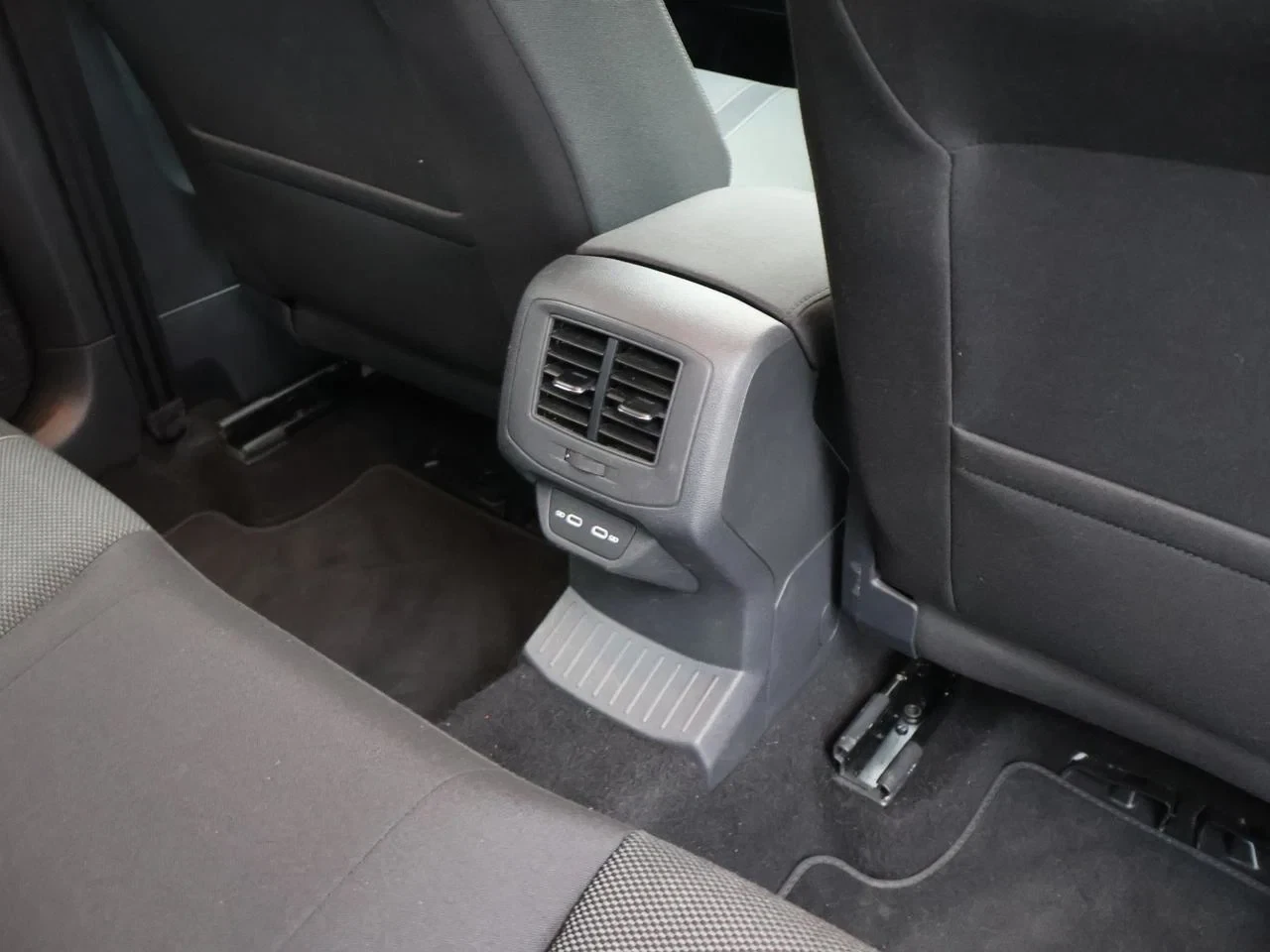 Volkswagen-T-Roc-image-20