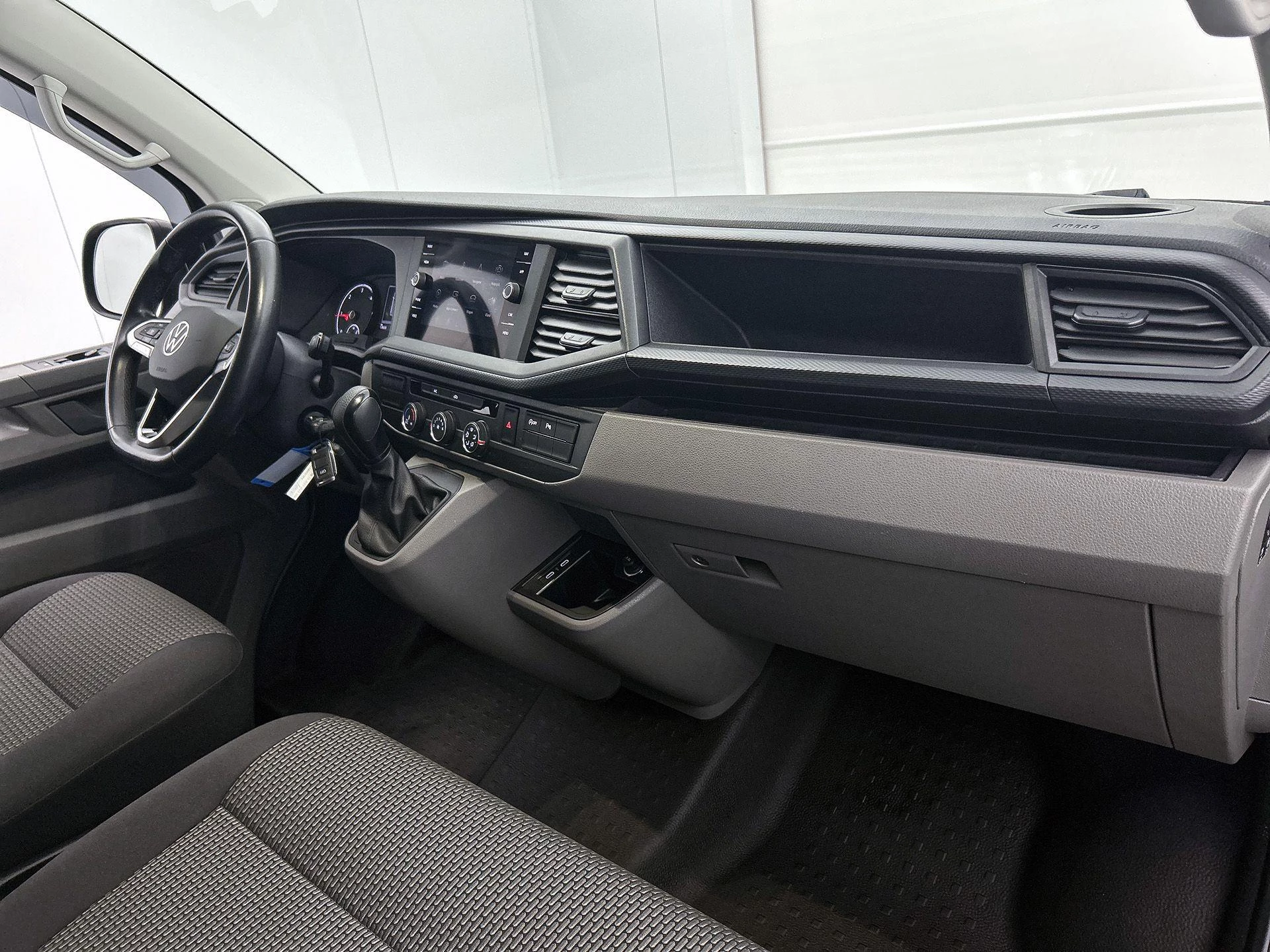 Volkswagen-Transporter-image-20