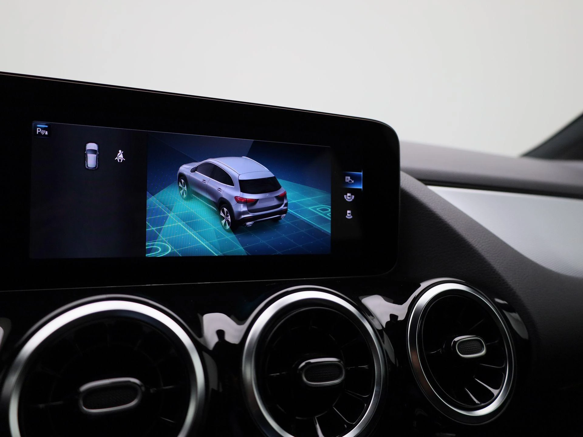 Mercedes-Benz-GLA-image-24