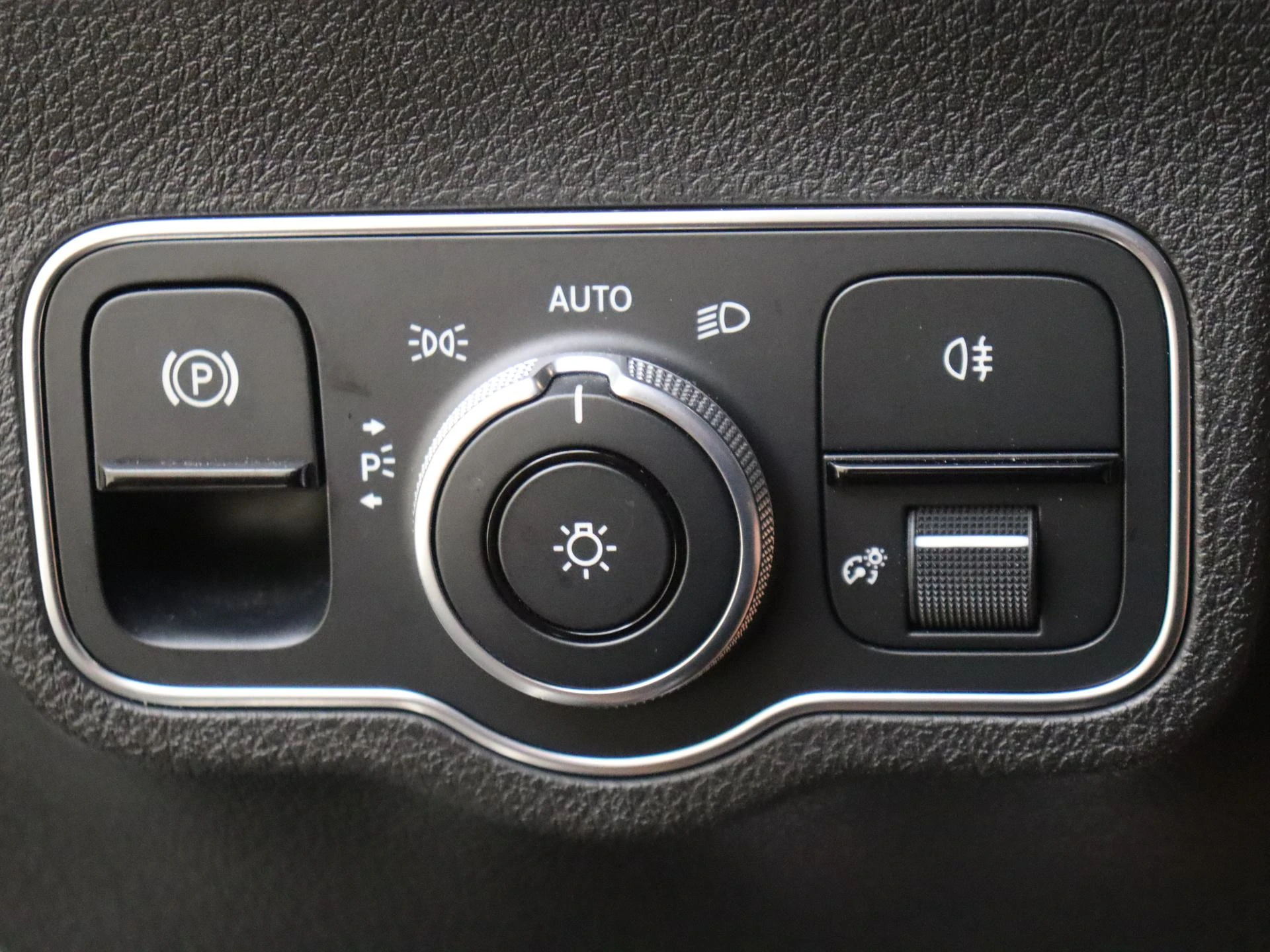 Mercedes-Benz-GLB-image-22