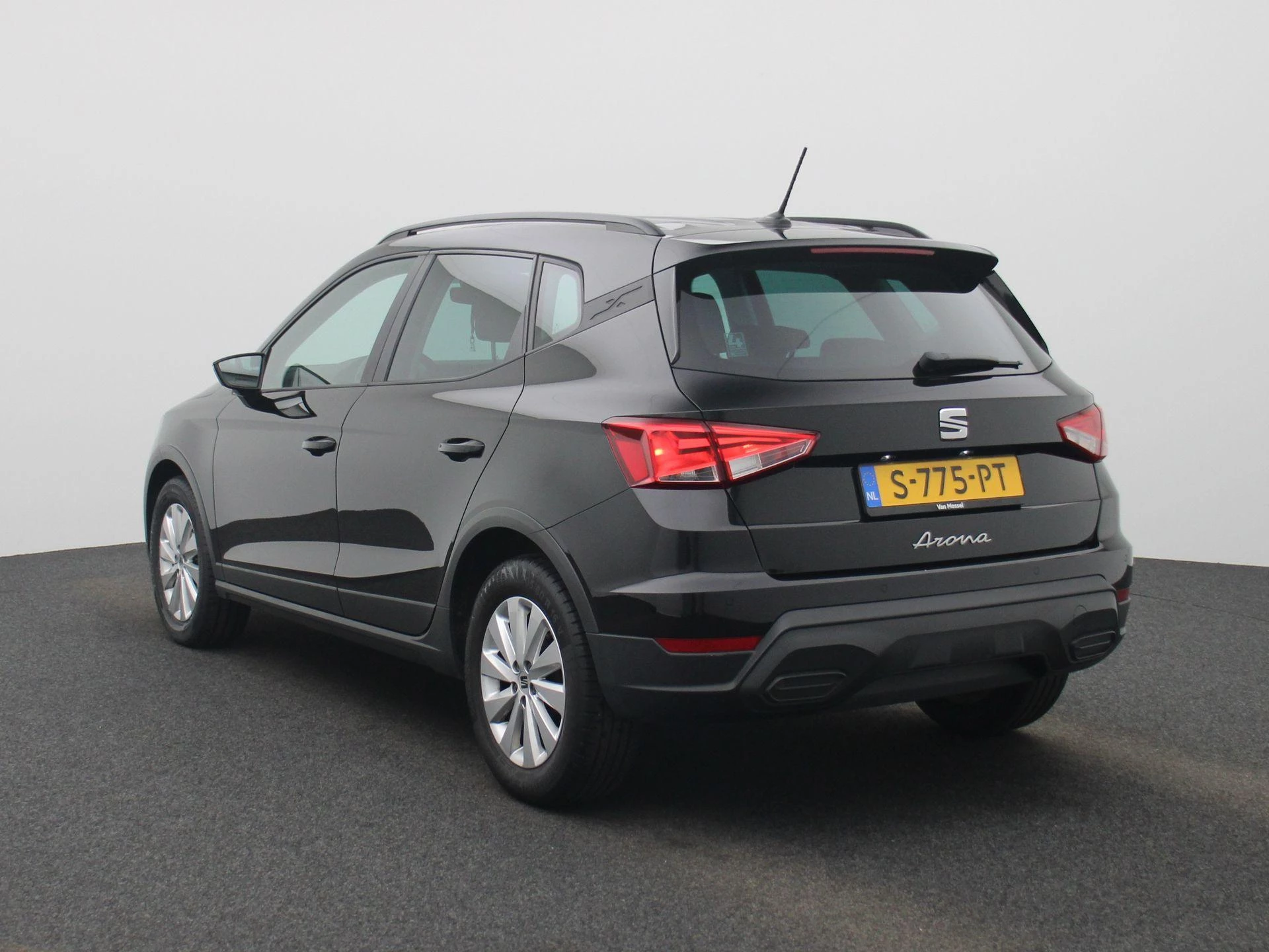 SEAT-Arona-image-1