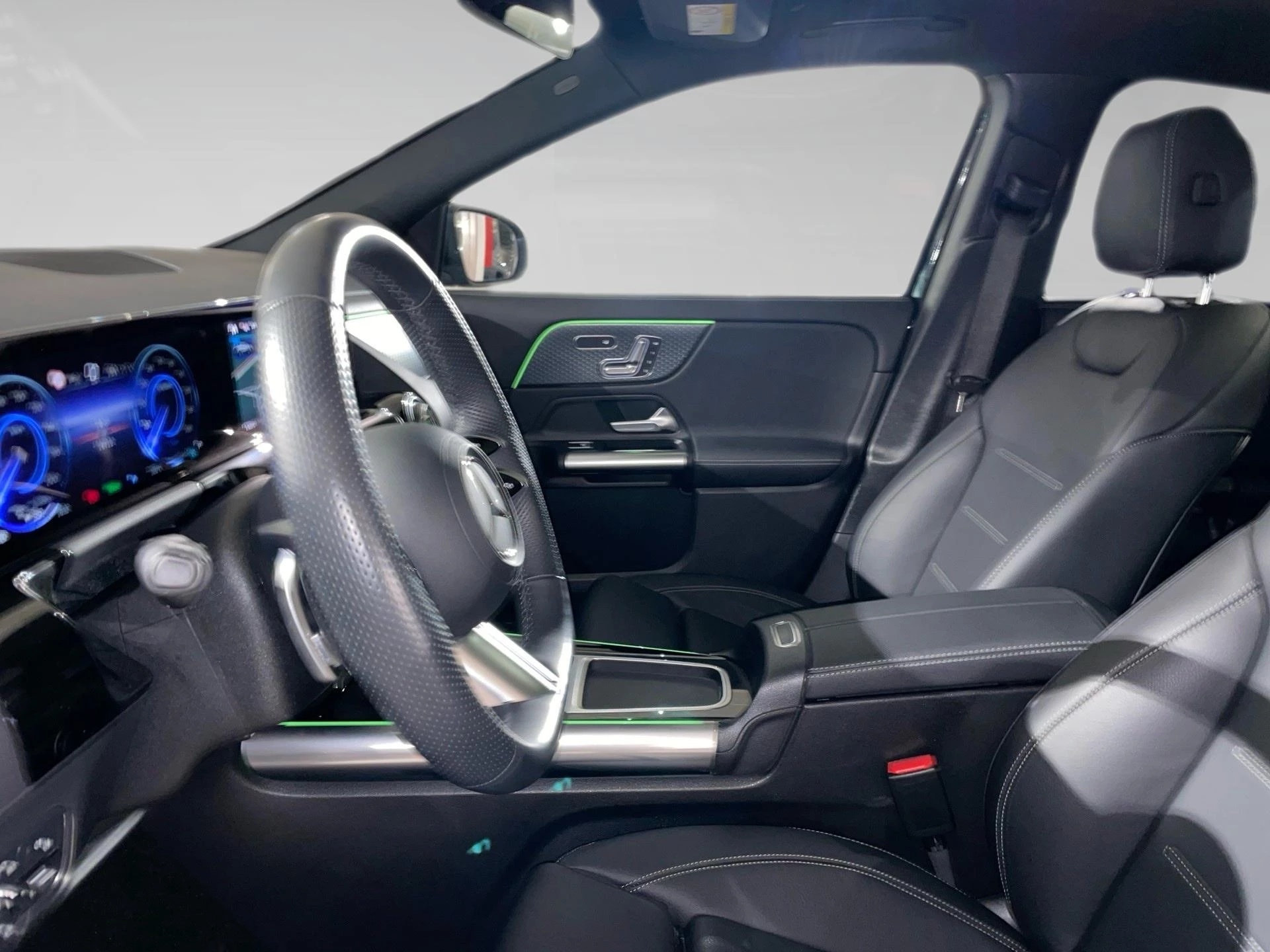 Mercedes-Benz-EQA-image-3