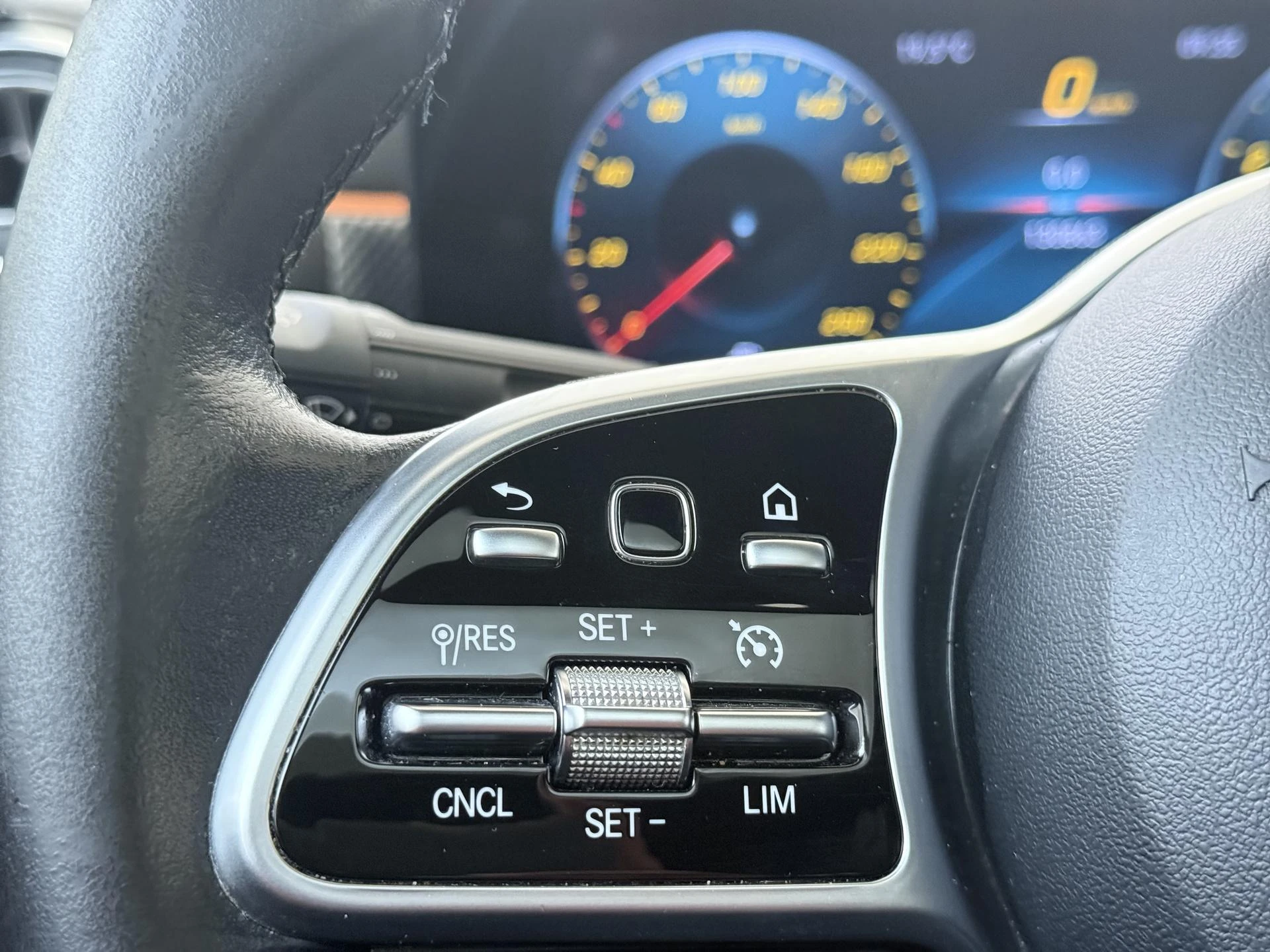 Mercedes-Benz-CLA-image-12