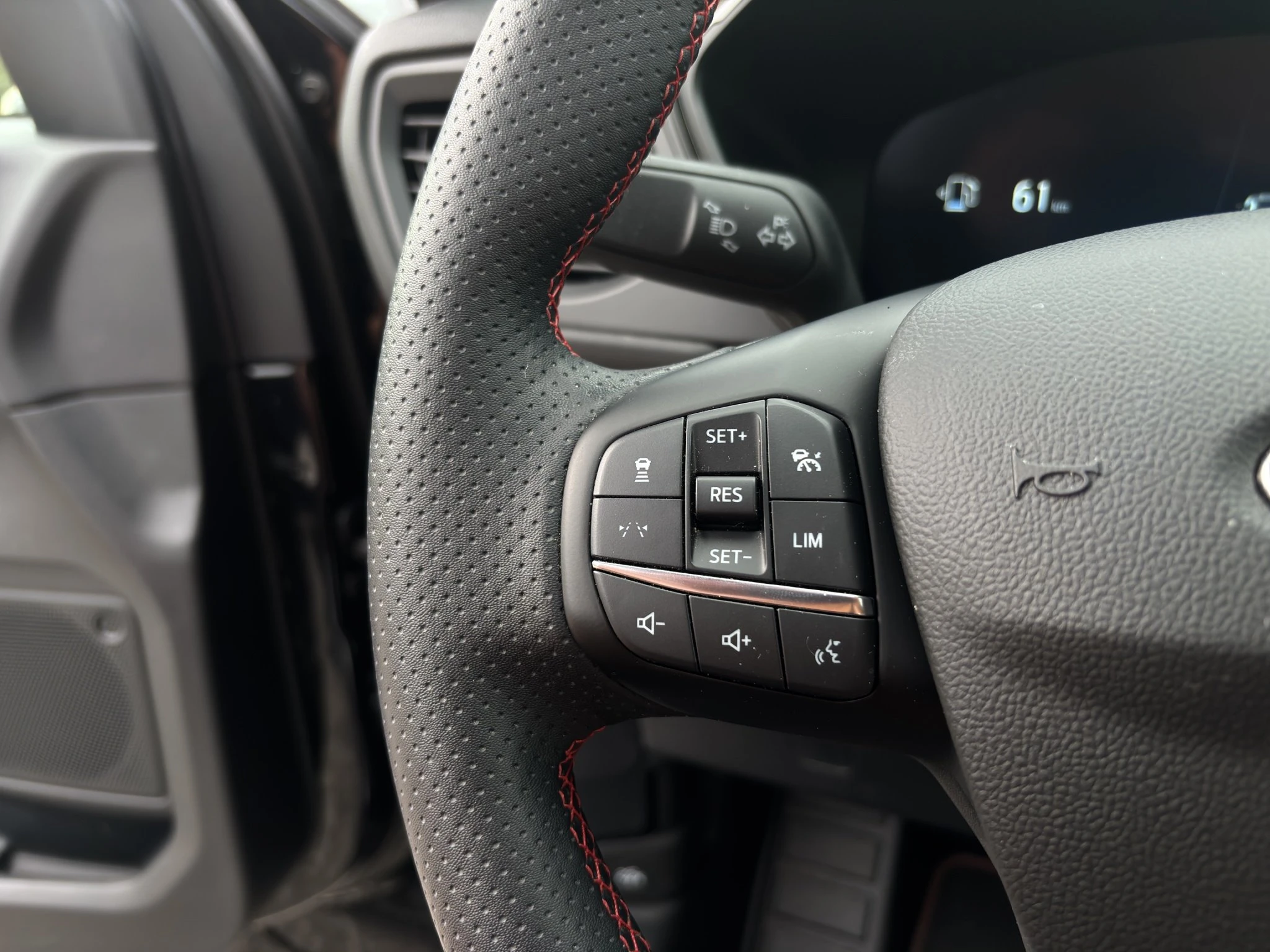 Ford Kuga ST-Line X Aut.*PANO*AHK*360GRAD*LED-MATRIX*NAVI*GRA*WINTER-PKT..
