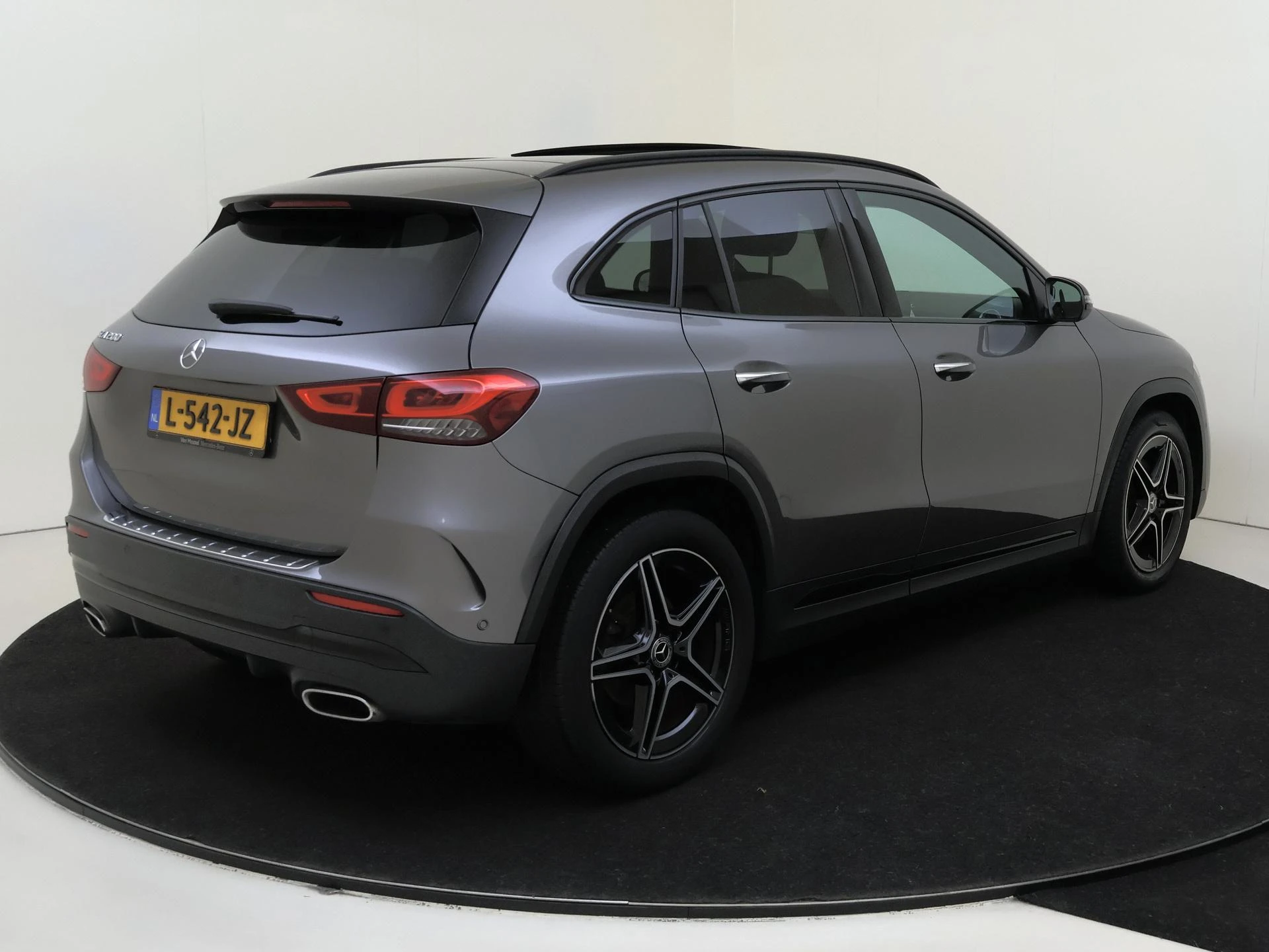 Mercedes-Benz-GLA-image-1