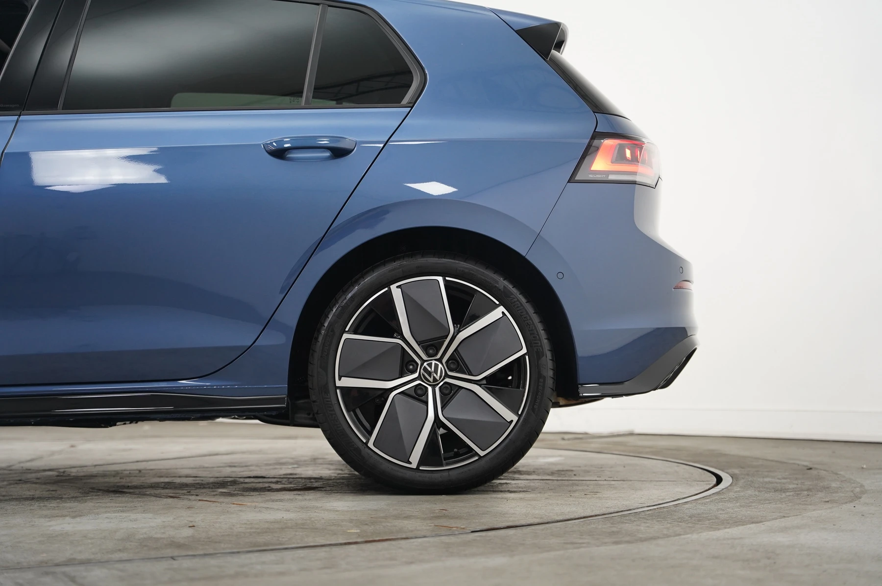 Volkswagen-Golf-image-31