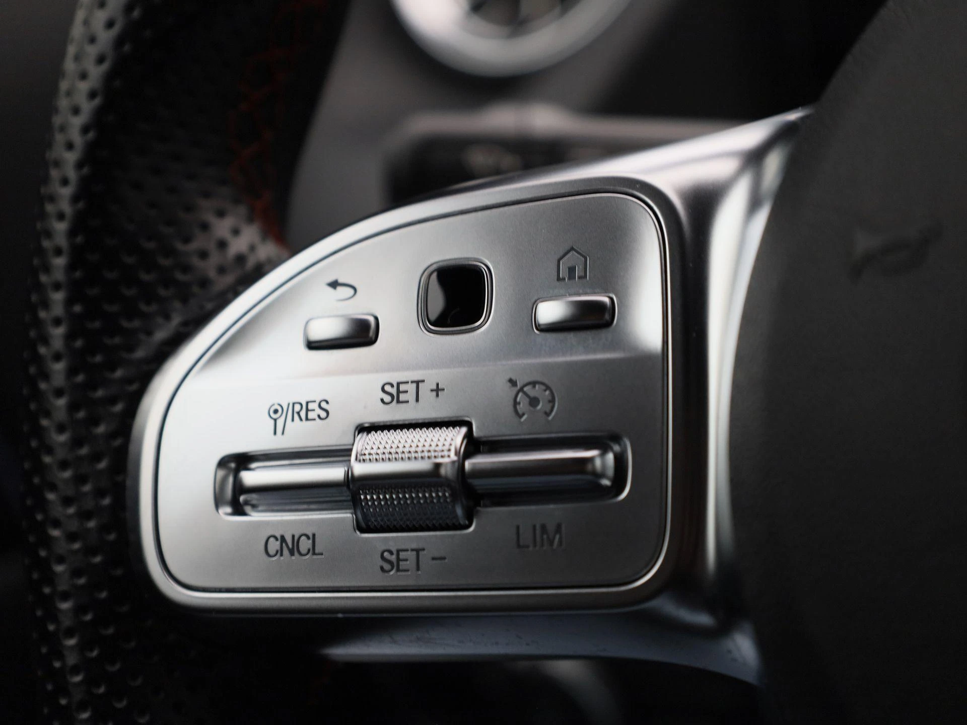 Mercedes-Benz-GLA-image-18