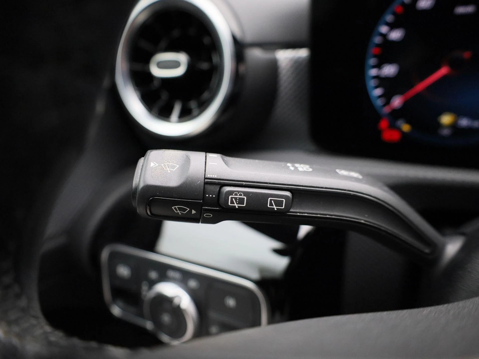 Mercedes-Benz-CLA-image-19