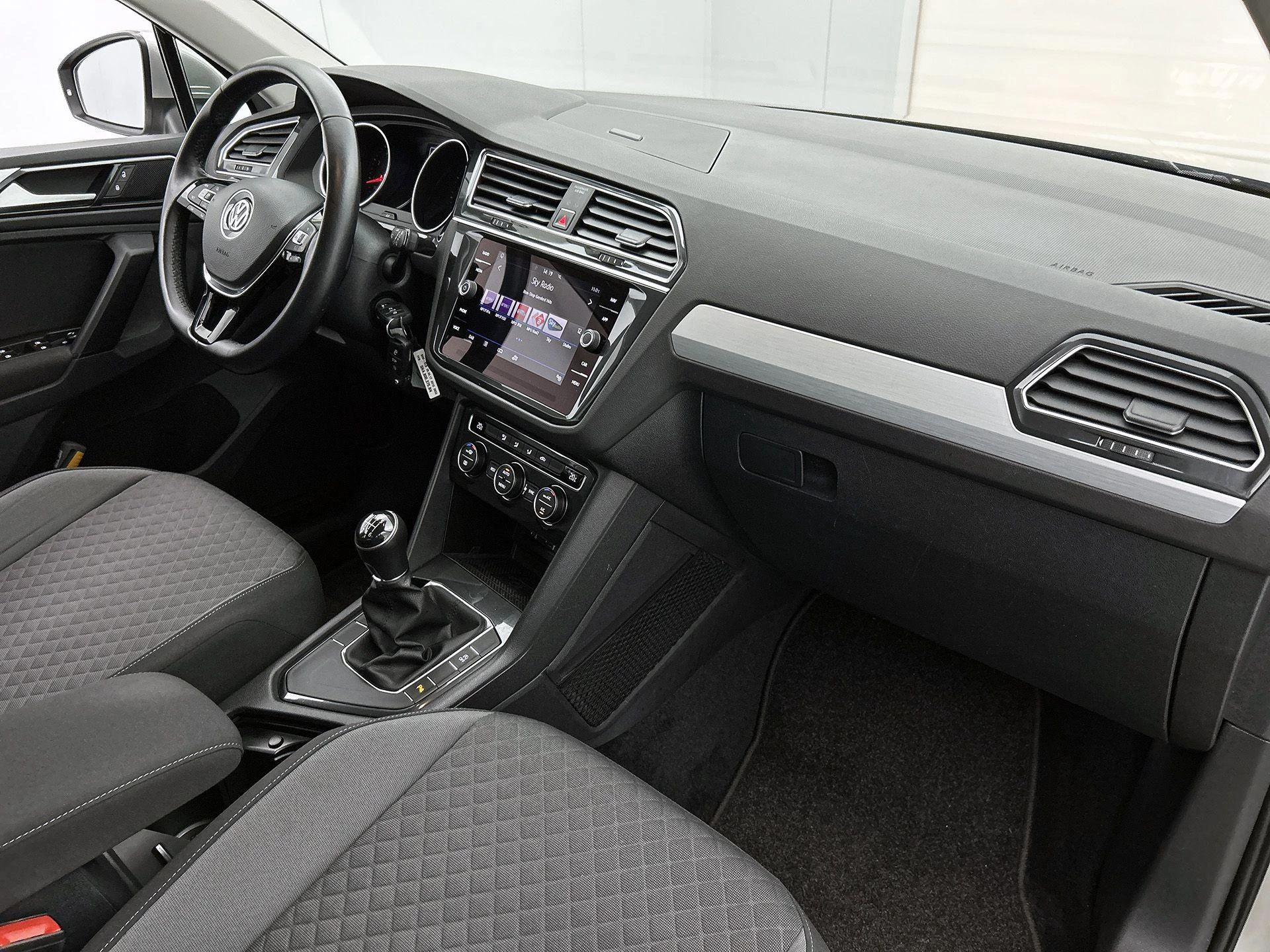 Volkswagen-Tiguan-image-19