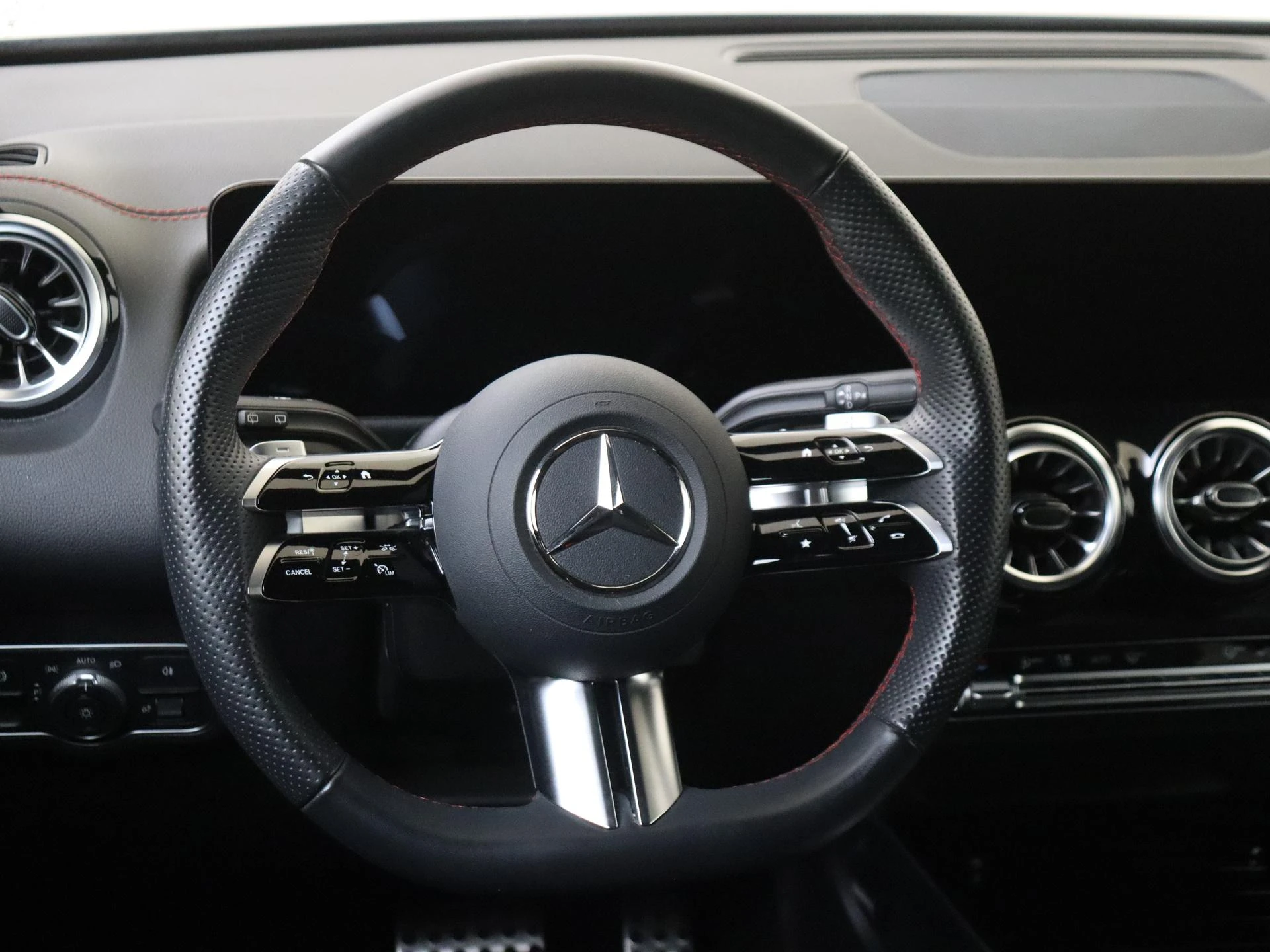 Mercedes-Benz-EQB-image-9
