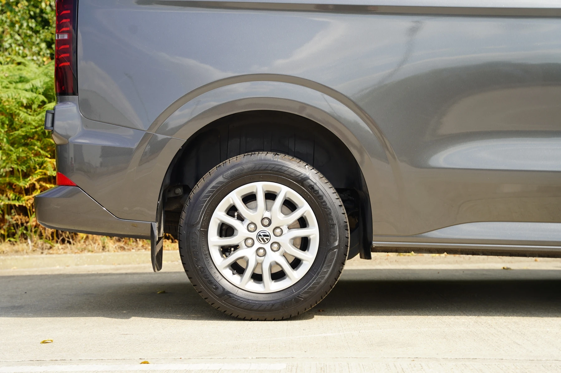 Volkswagen-Transporter-image-30