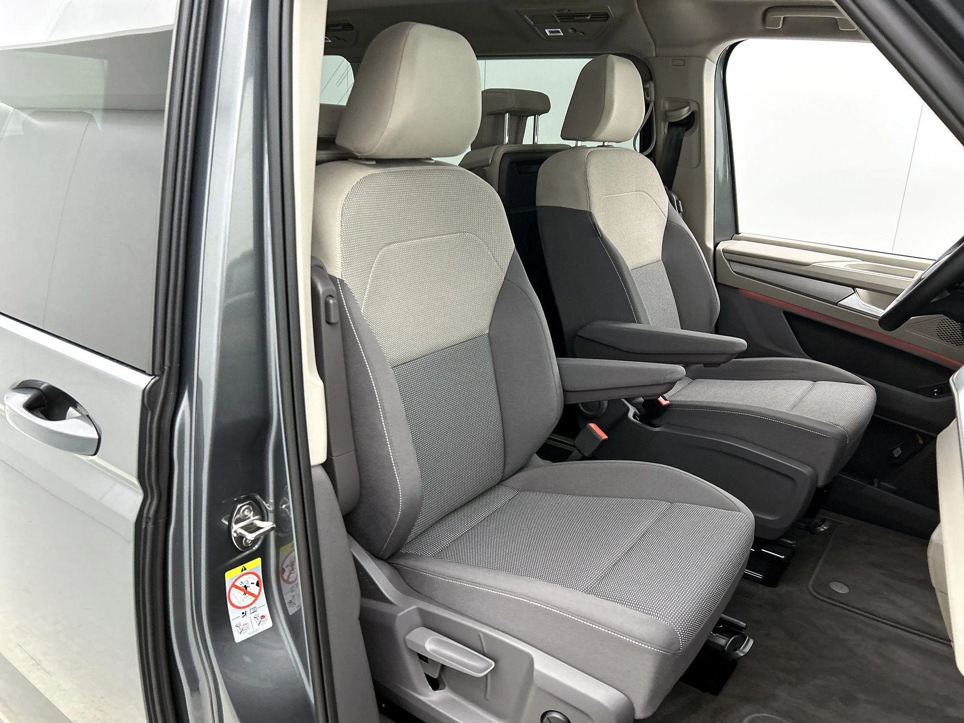 Volkswagen-Multivan-image-44