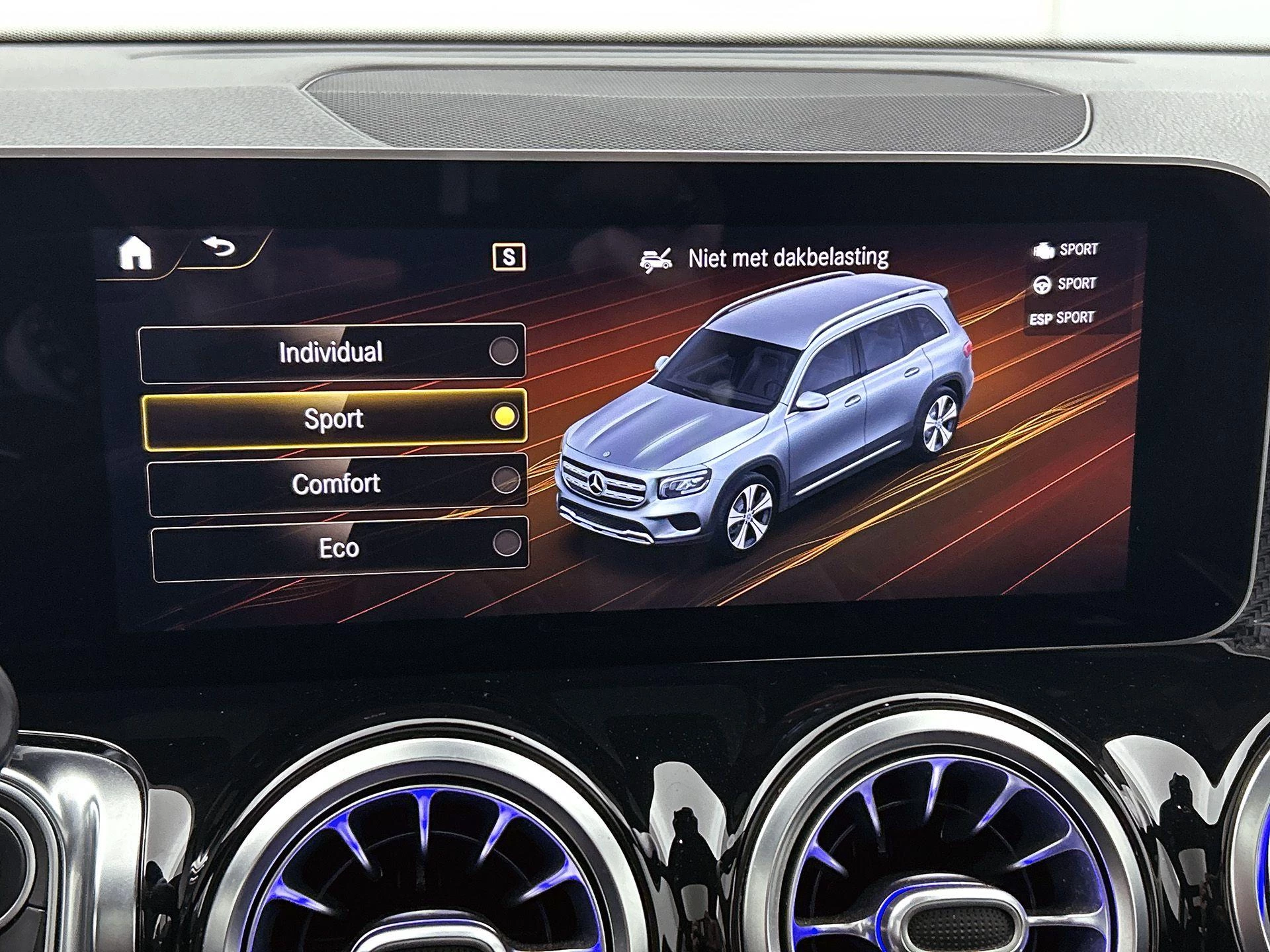 Mercedes-Benz-GLB-image-16