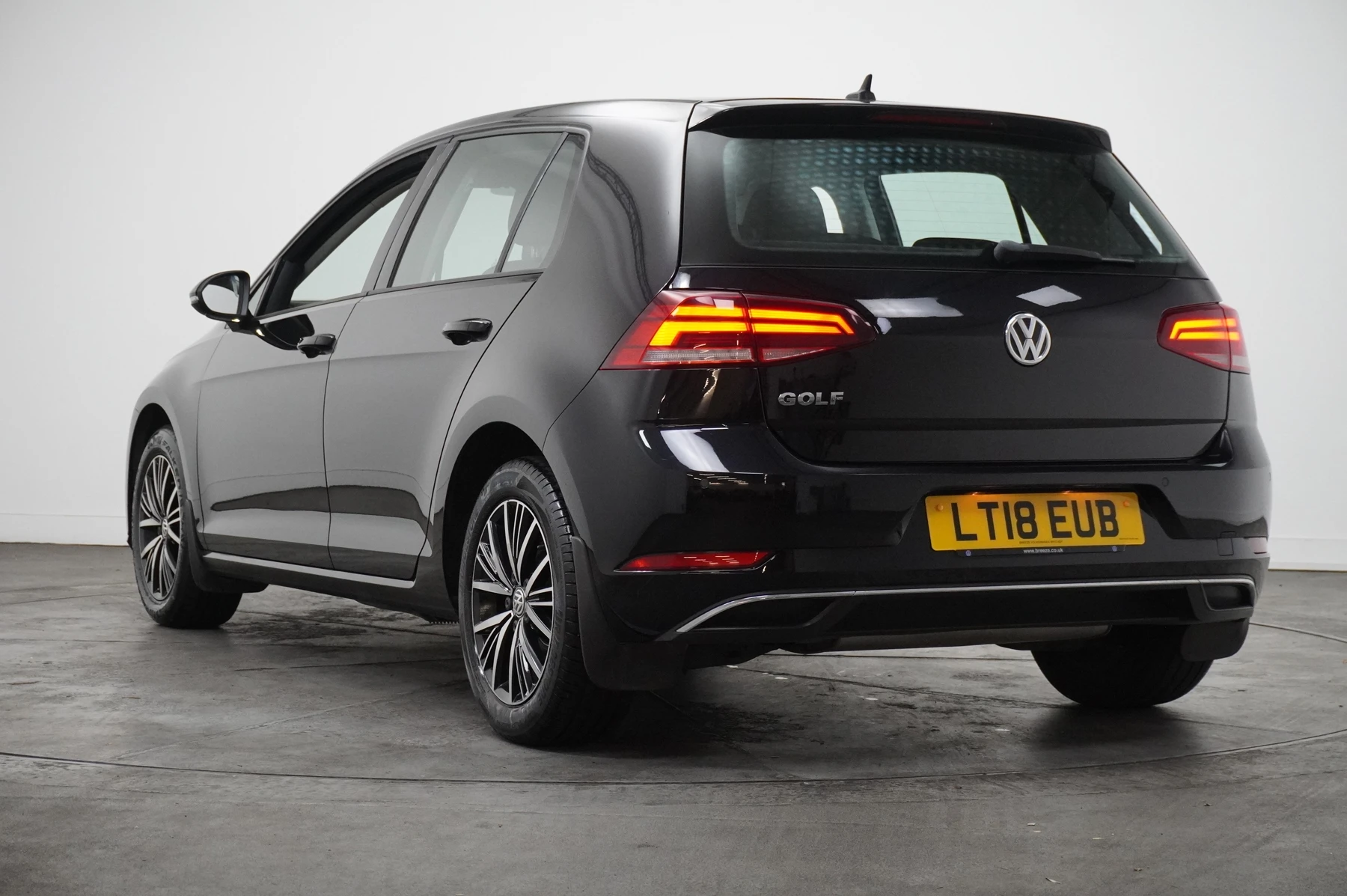 Volkswagen-Golf-image-2