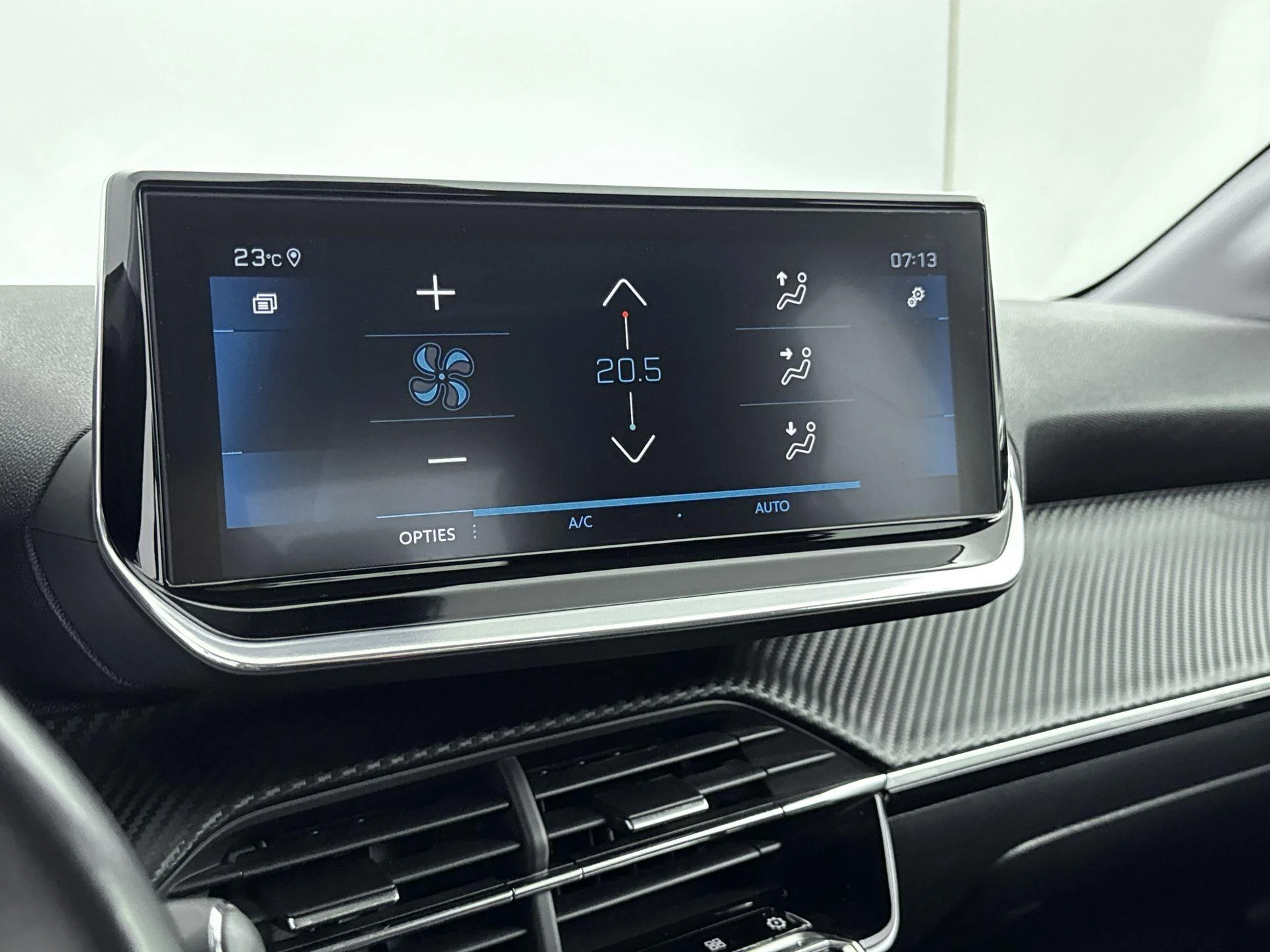 Peugeot-208-image-18