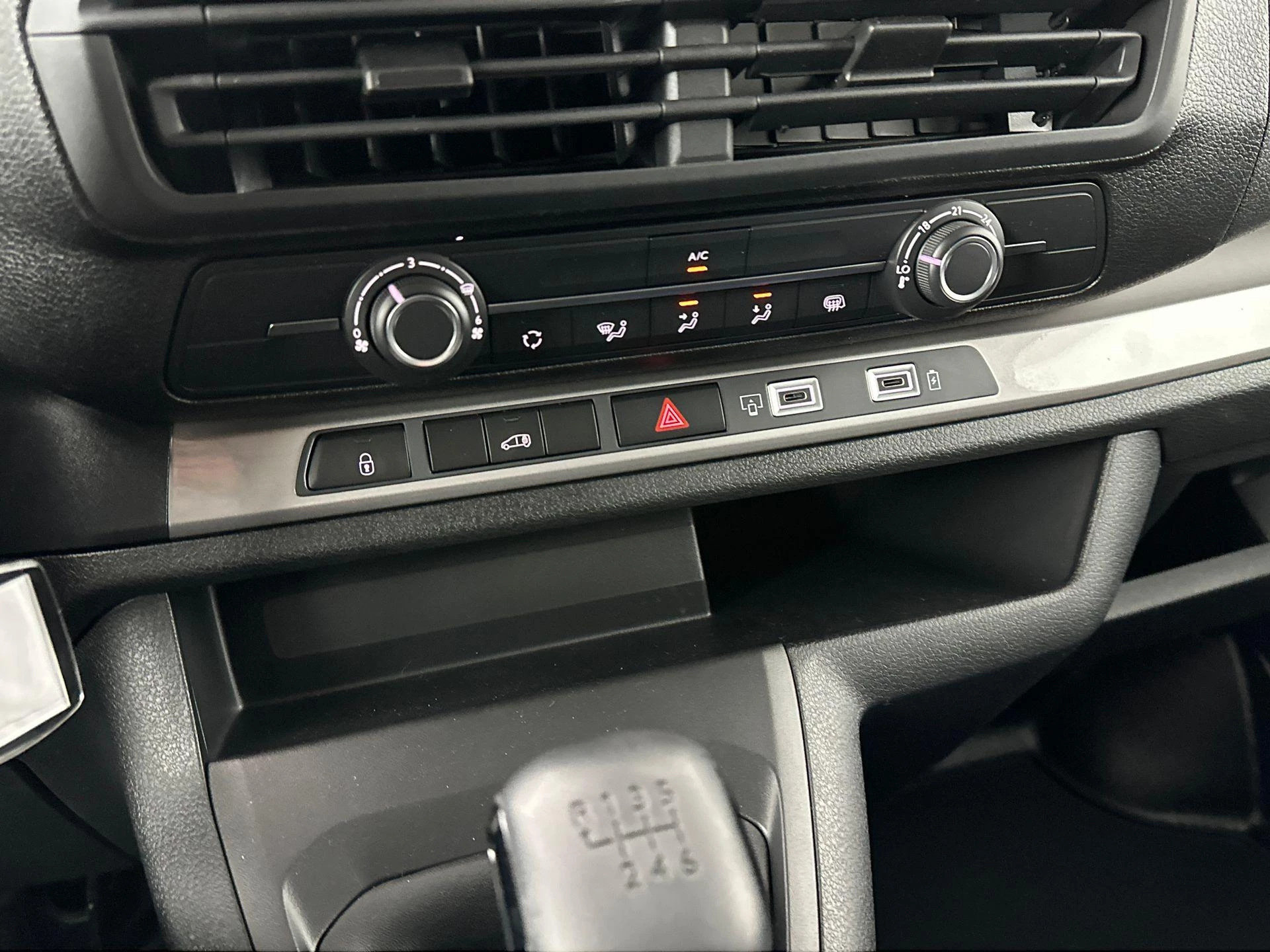 Opel-Vivaro-image-16