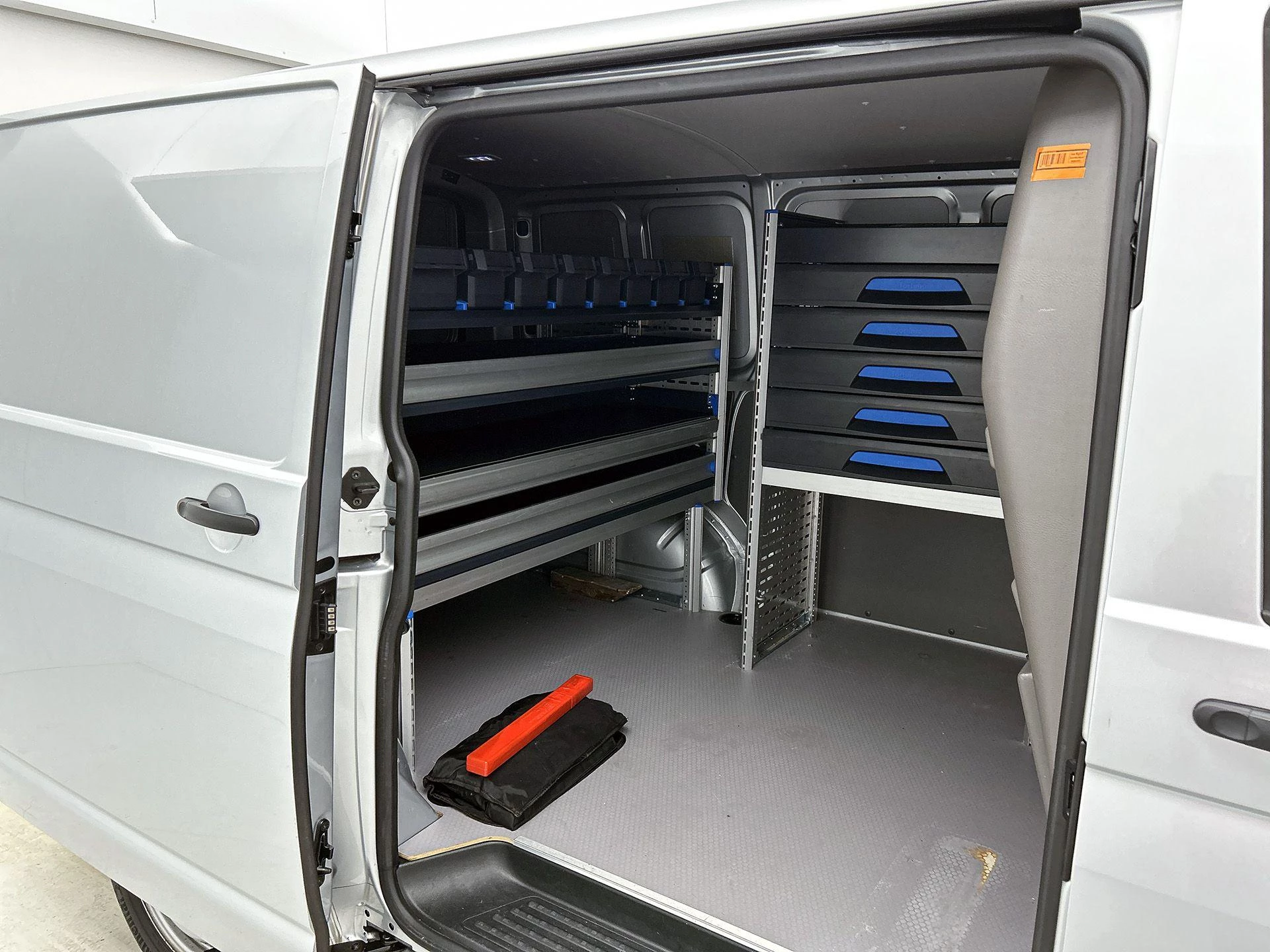 Volkswagen-Transporter-image-9