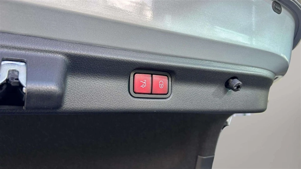Mercedes-Benz-EQE-image-24
