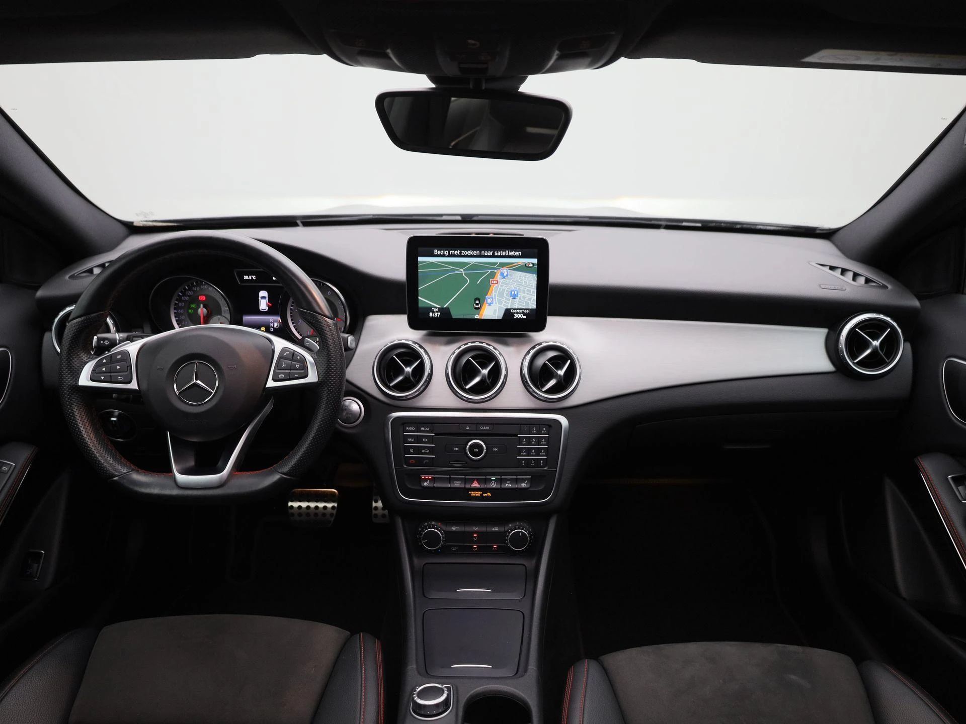 Mercedes-Benz-GLA-image-34