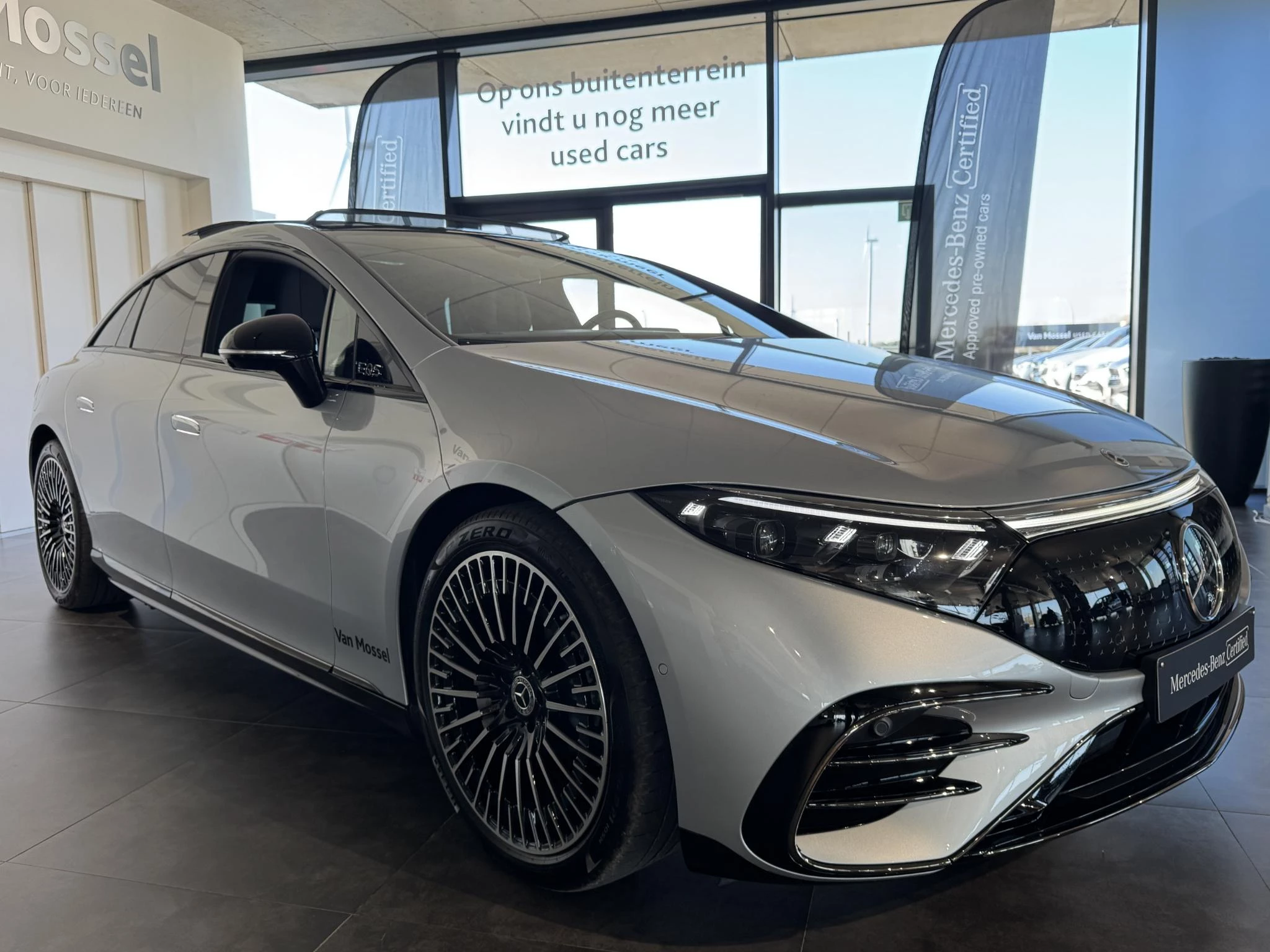Mercedes-Benz-EQS-image-18