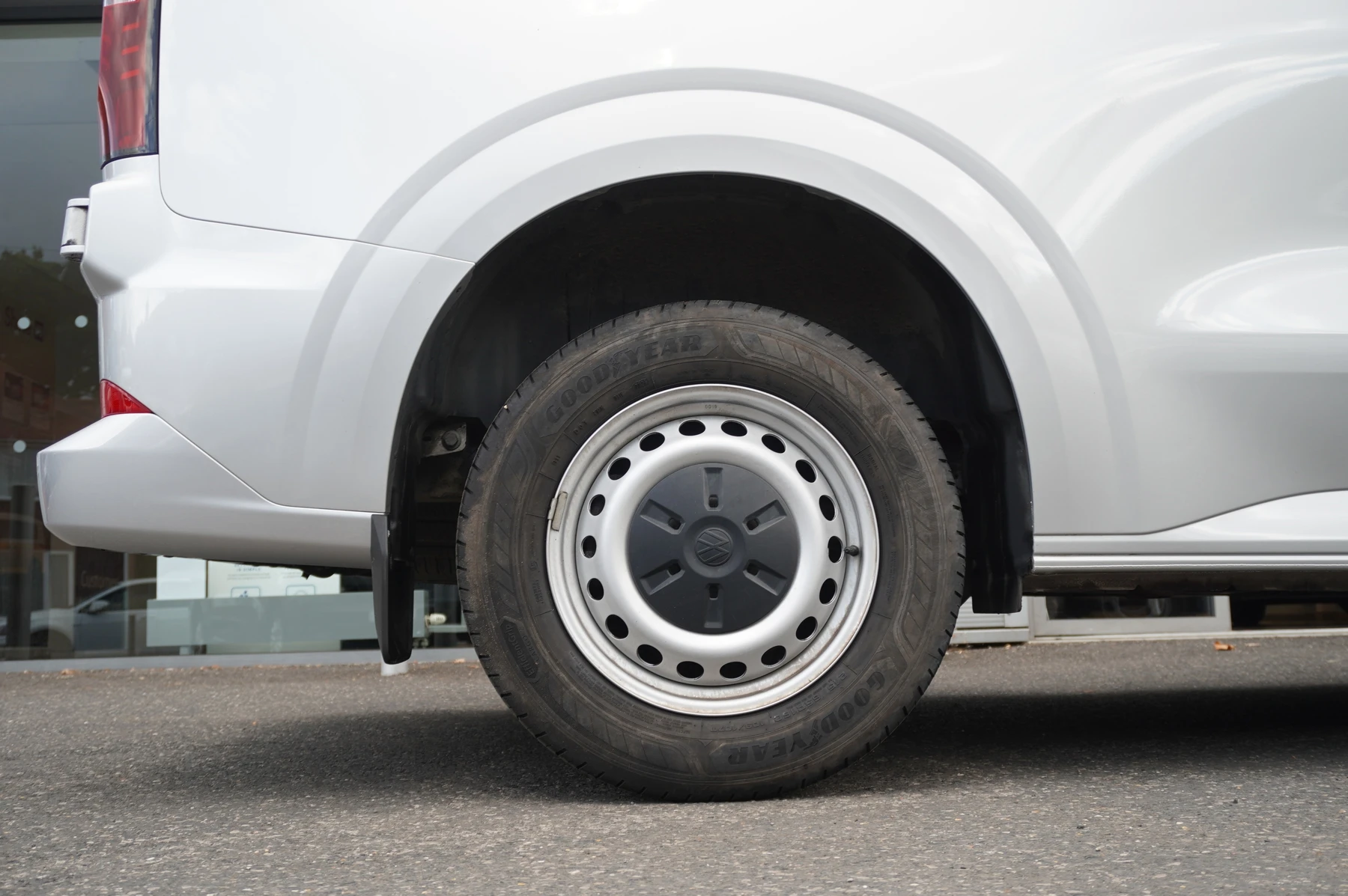 Volkswagen-Transporter-image-28