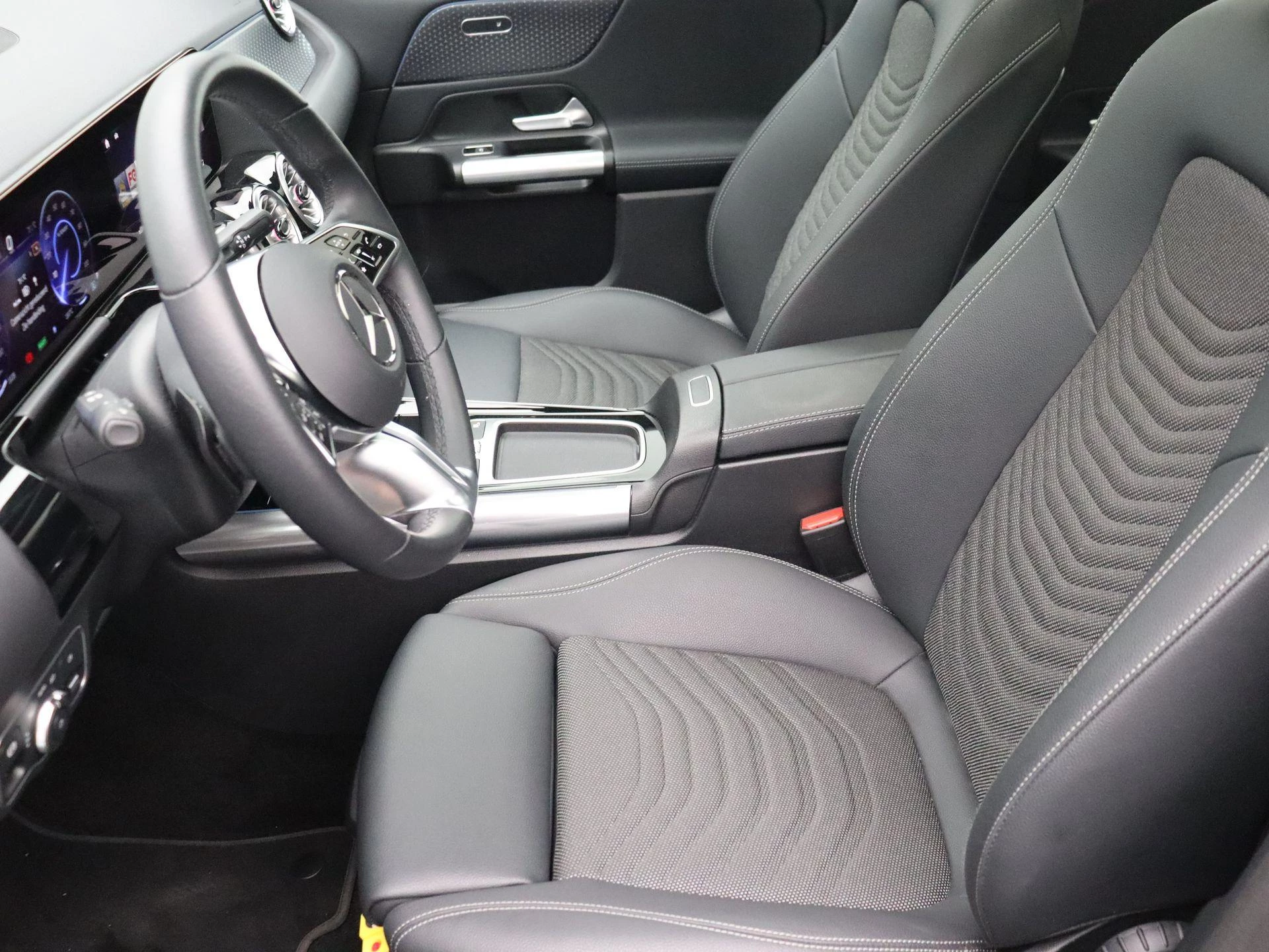 Mercedes-Benz EQA 250+ Business Line + PANO DAK + CARPLAY + CAMERA +