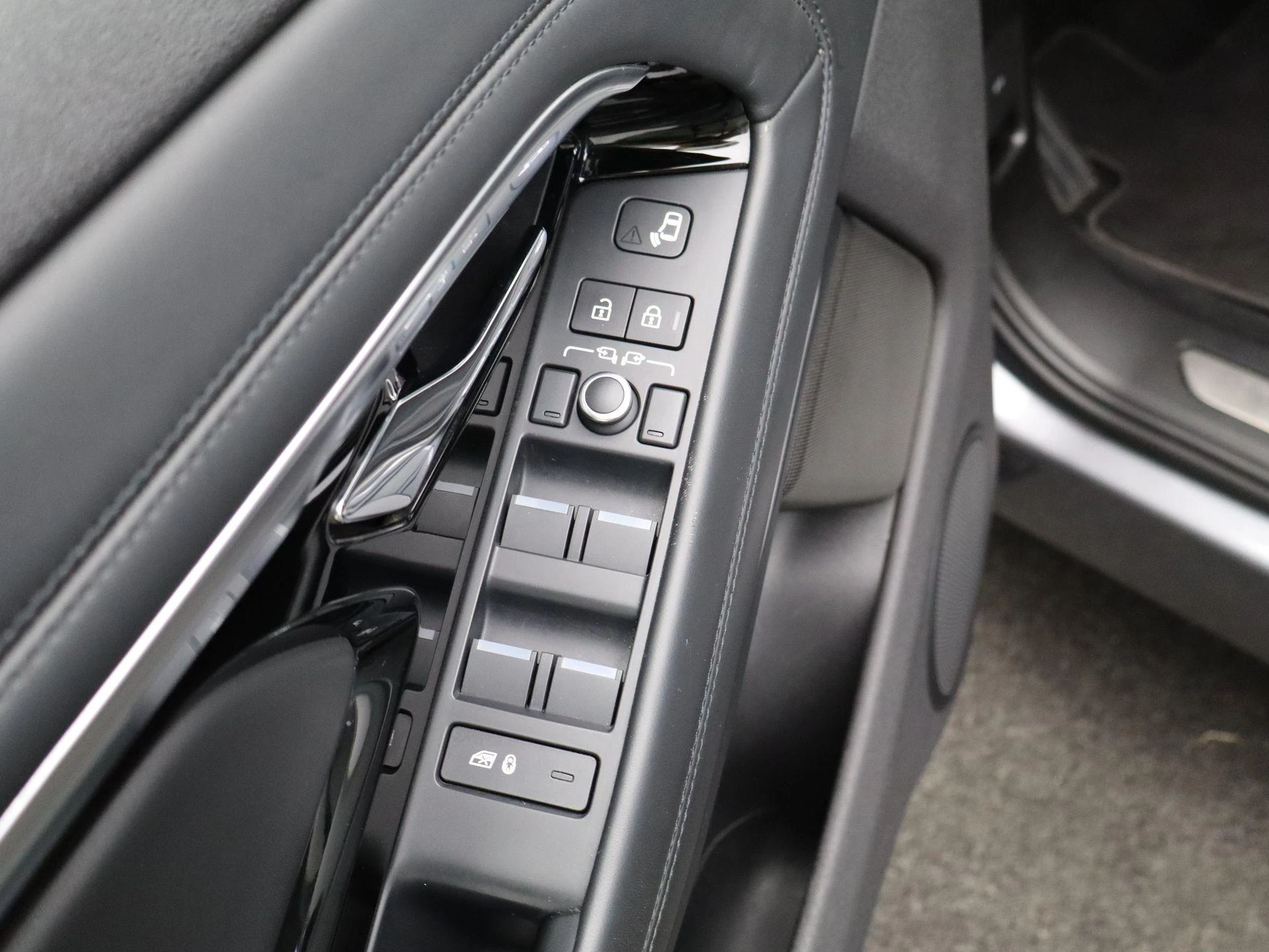 Land Rover-Range Rover Evoque-image-26