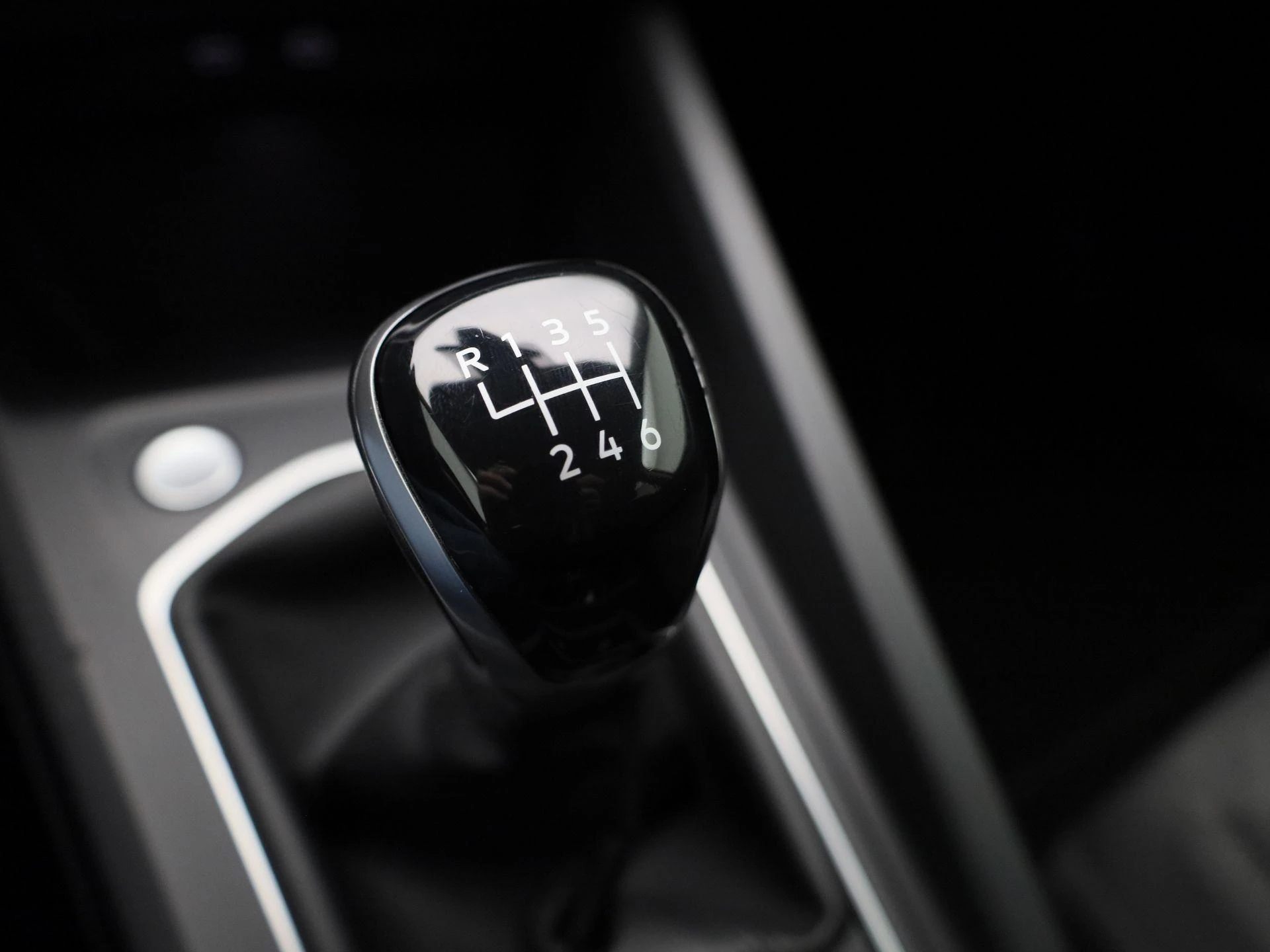 Volkswagen-Golf-image-25
