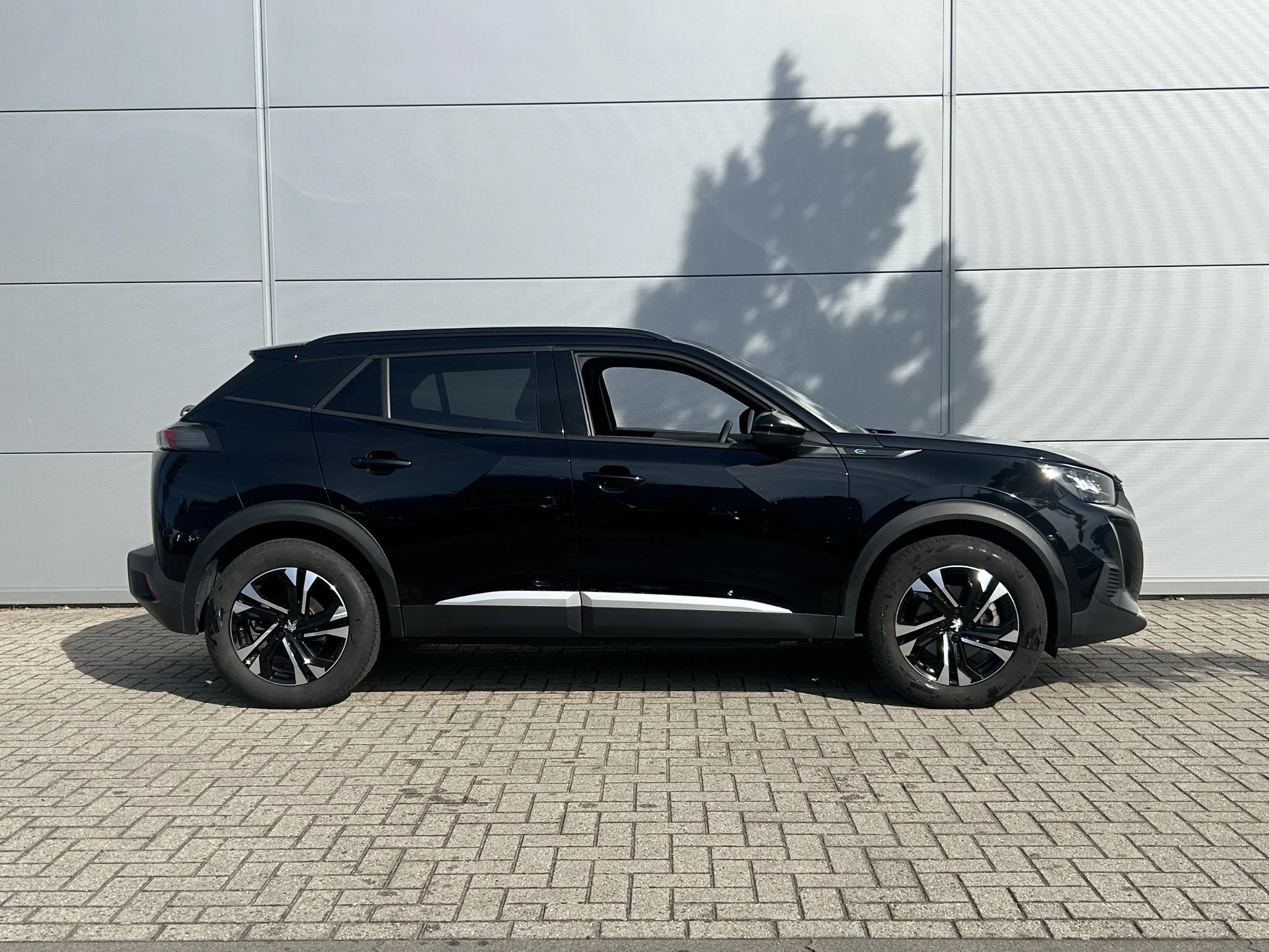 Peugeot-e-2008-image-1