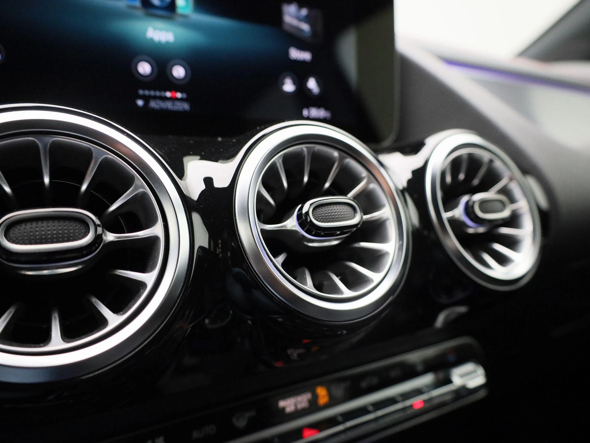 Mercedes-Benz-EQA-image-31