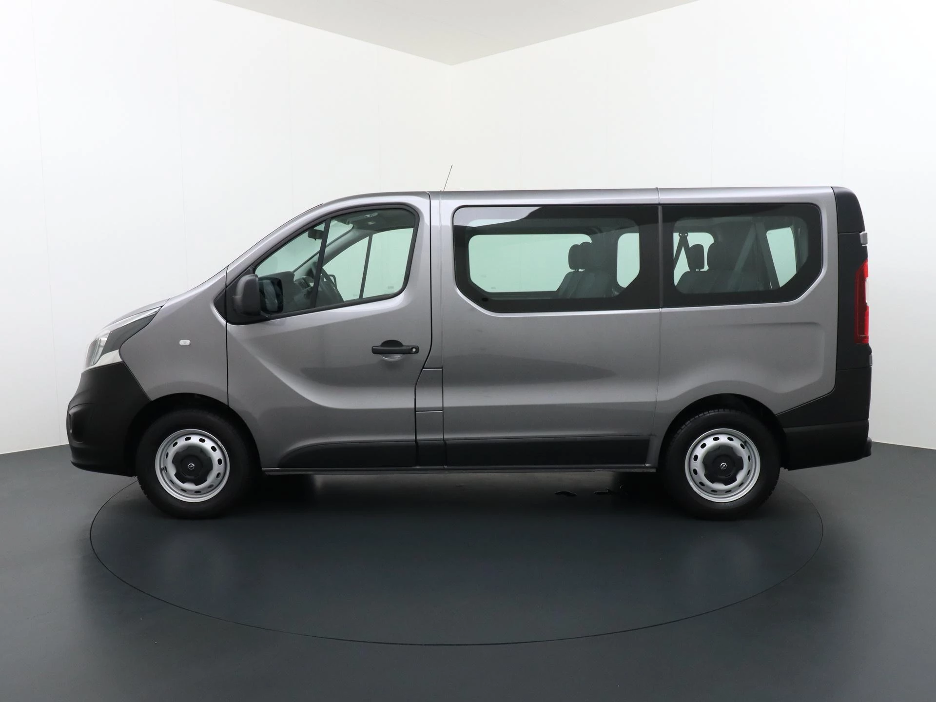 Opel-Vivaro-image-1
