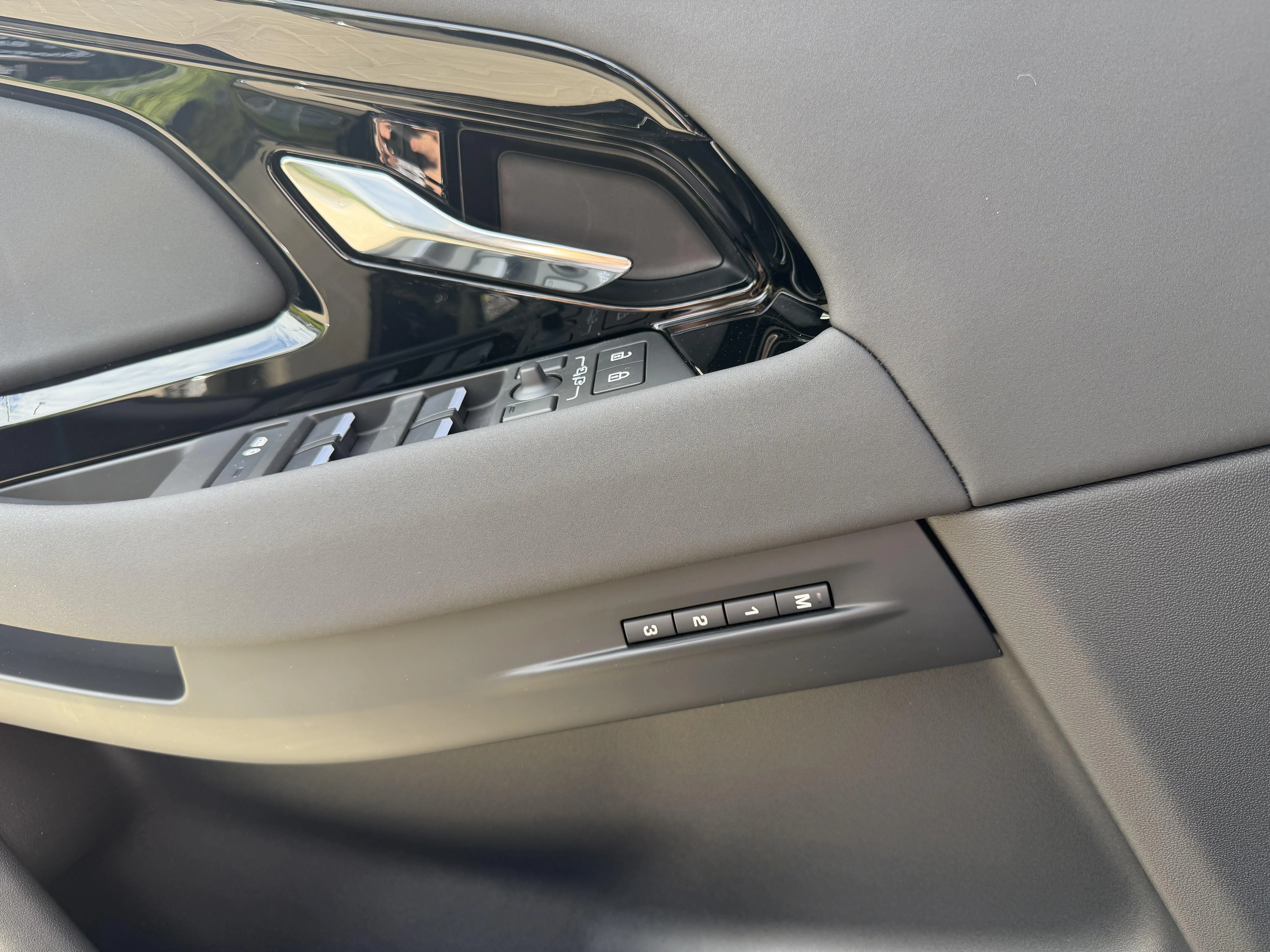 Land Rover-Range Rover Evoque-image-21
