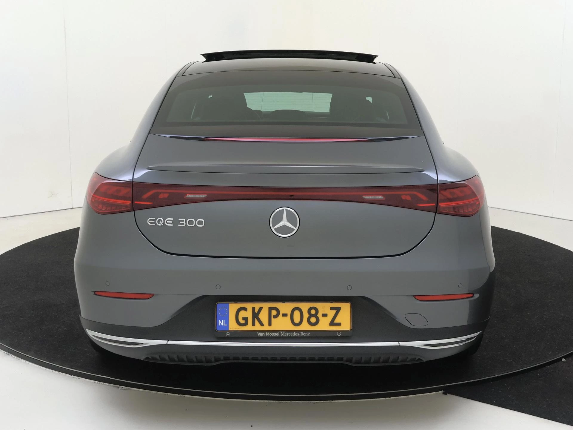 Mercedes-Benz-EQE-image-6