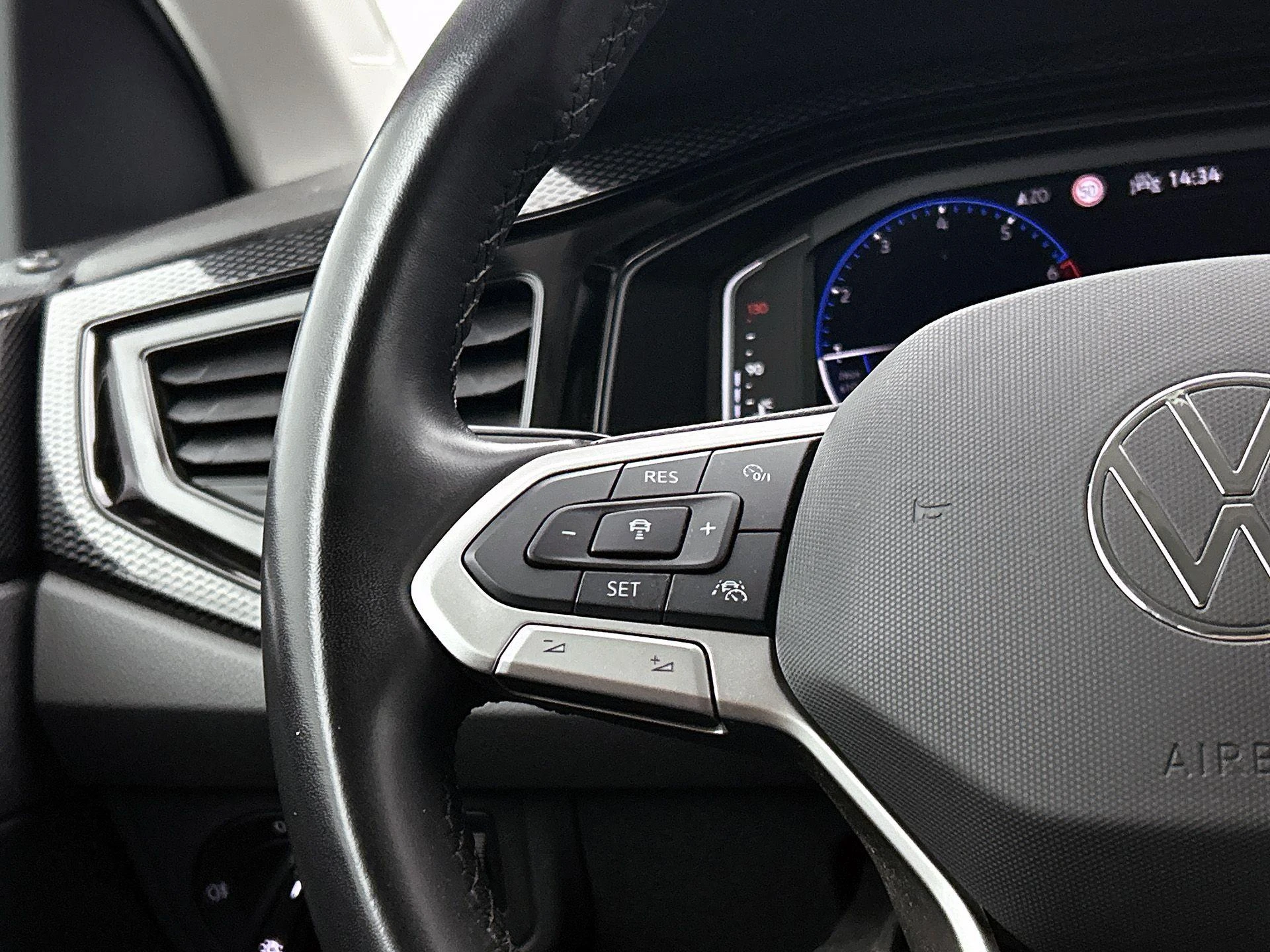 Volkswagen-Polo-image-5