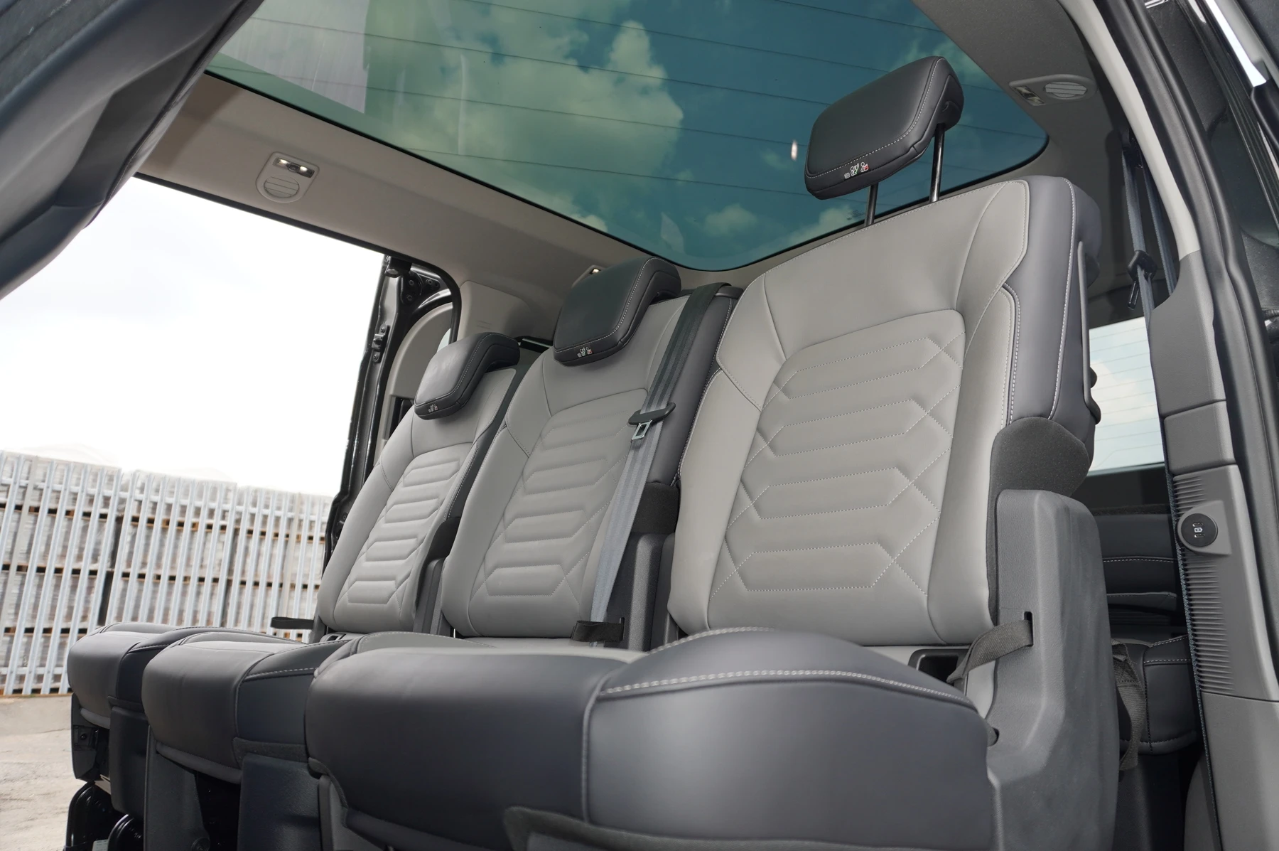 Volkswagen-Transporter-image-11