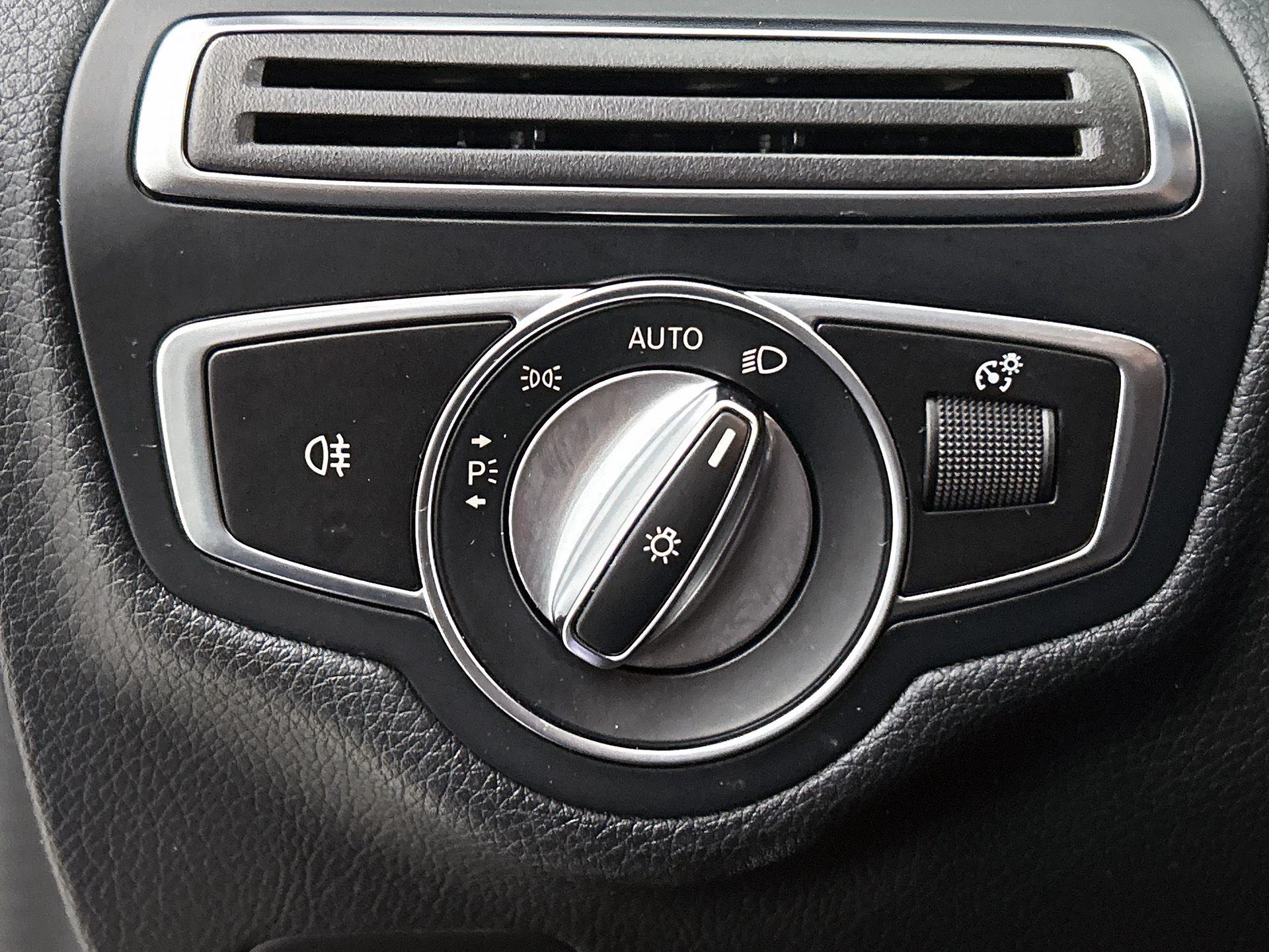 Mercedes-Benz-C-Klasse-image-14