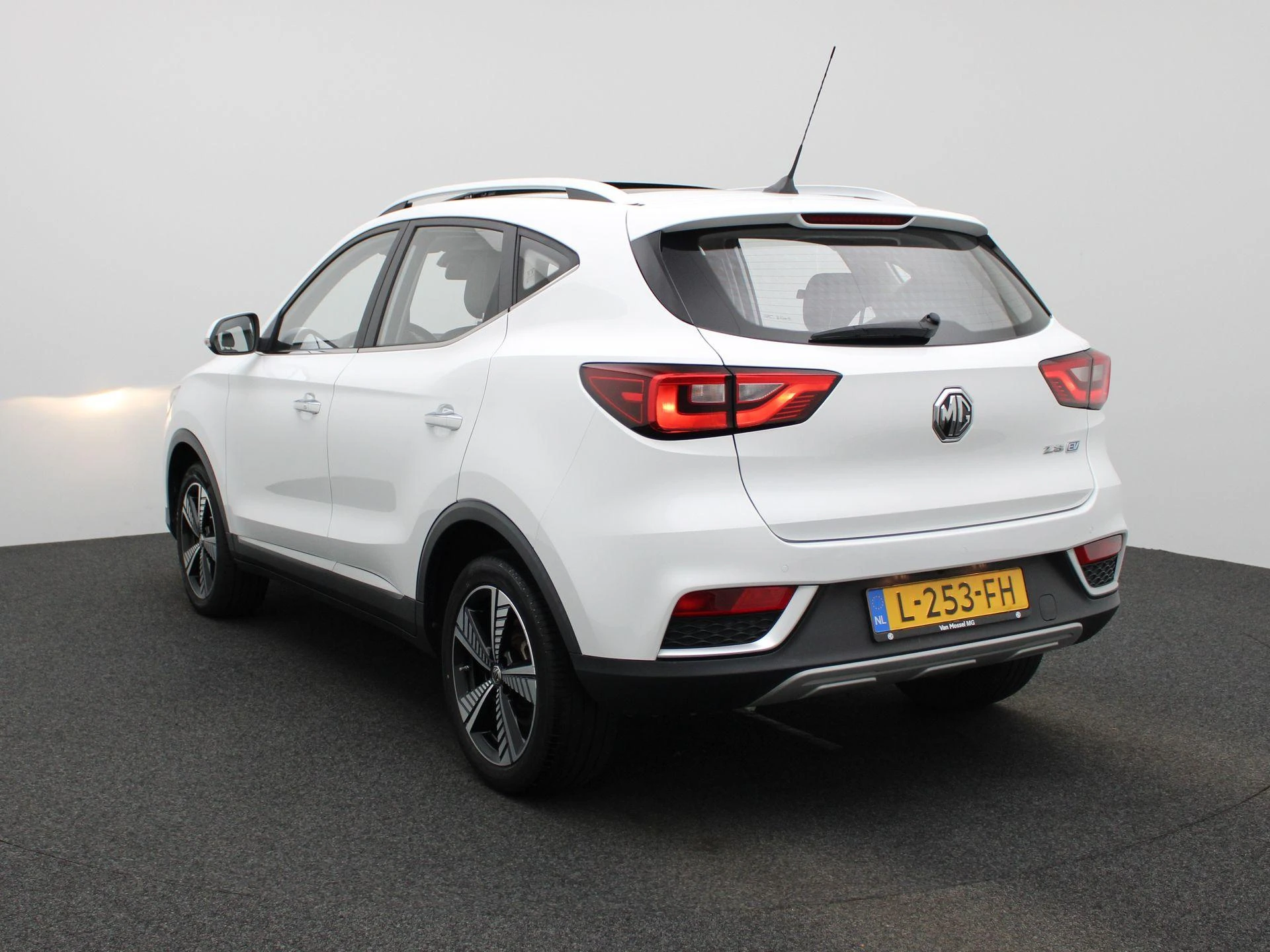 MG-ZS EV-image-1
